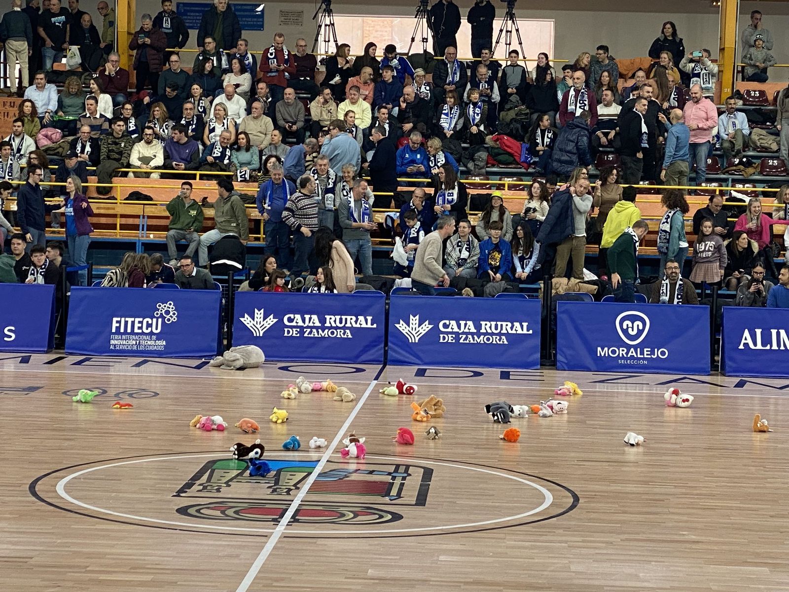 Lluvia de peluches en el Ángel Nieto durante el partido del CB Zamora