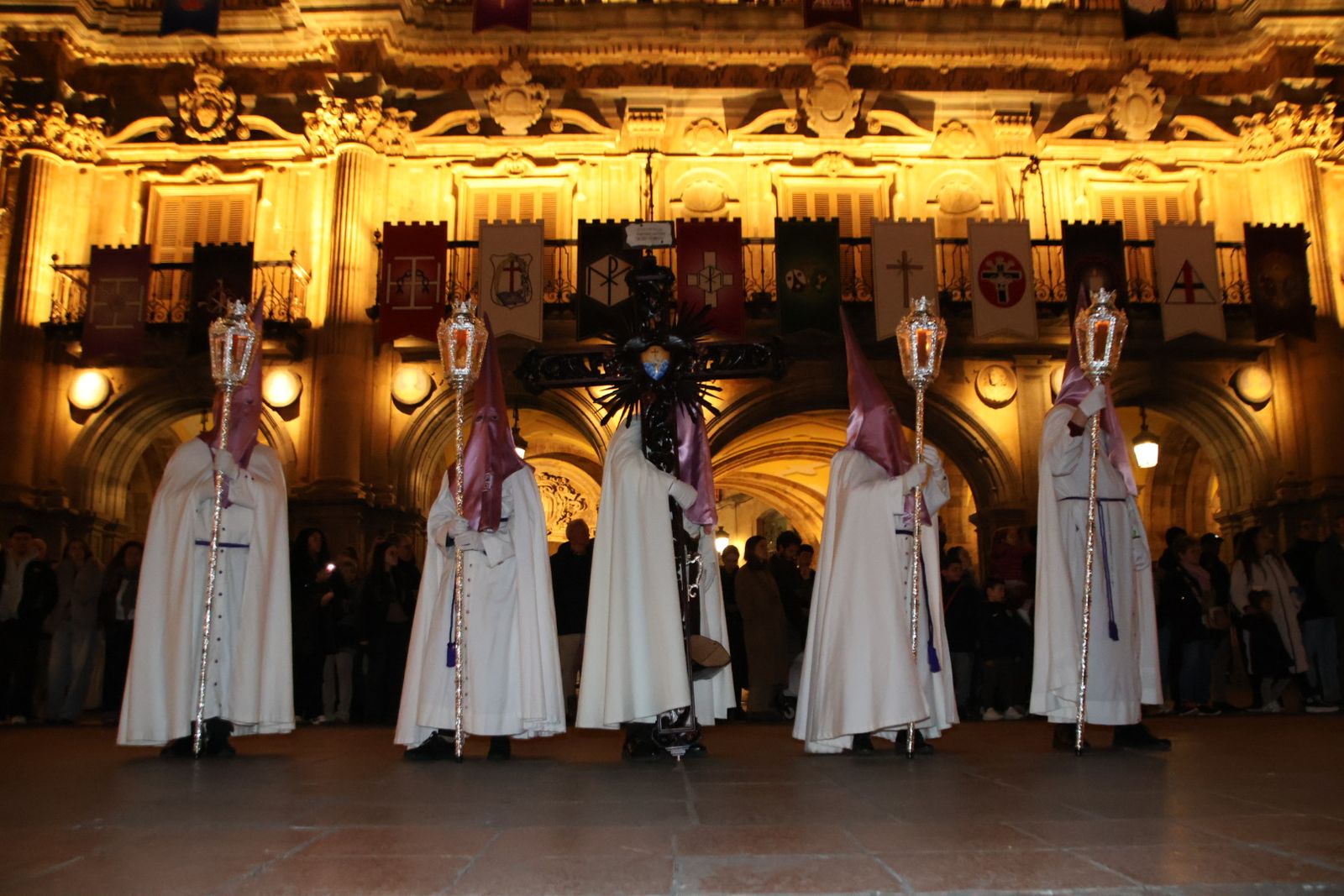 Emotivo desfile por el centenario de Seráfica Hermandad de Nazarenos con gran presencia de niños
