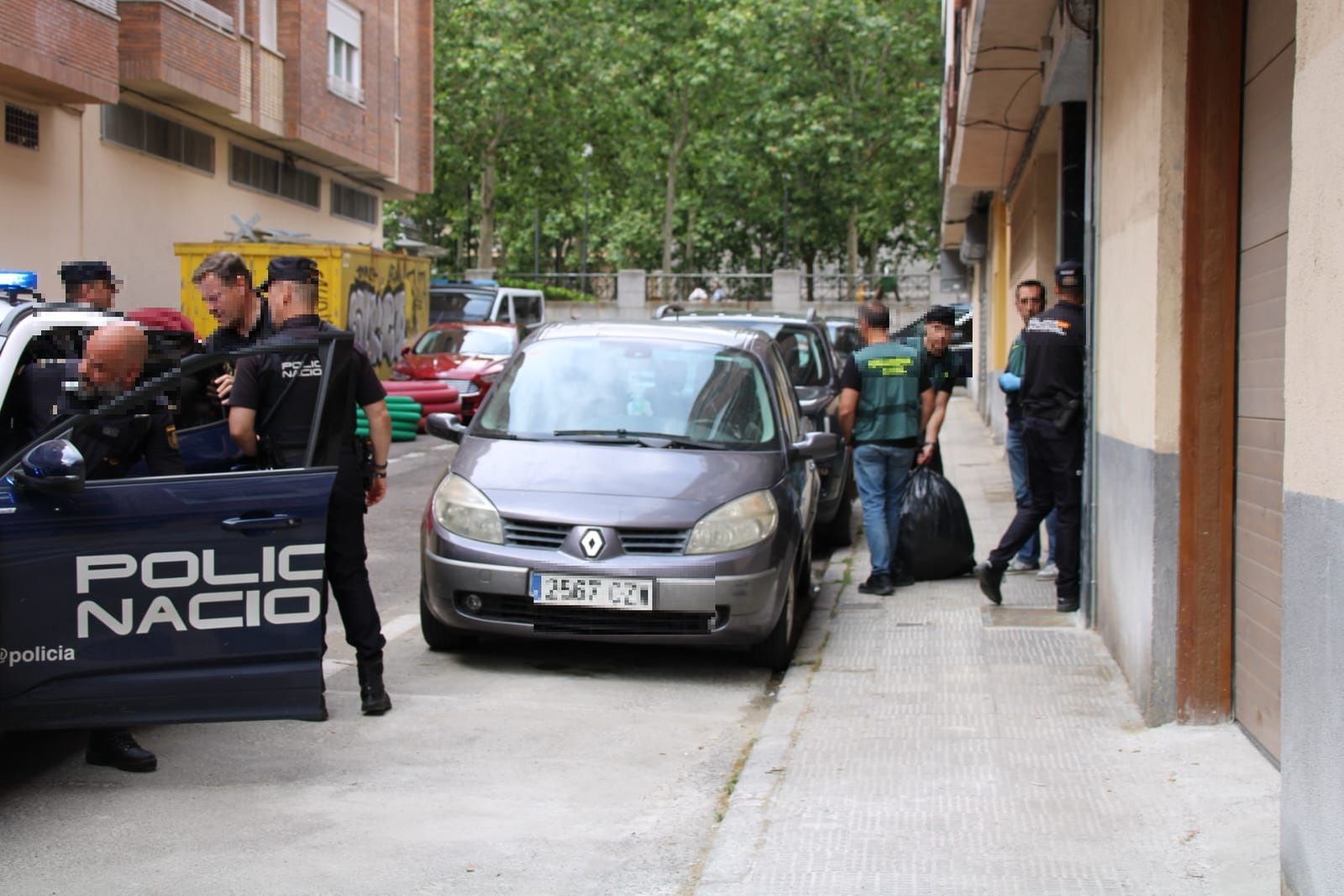 policia-nacional-inspeccionando-una-vivienda-en-la-calle-peru-6