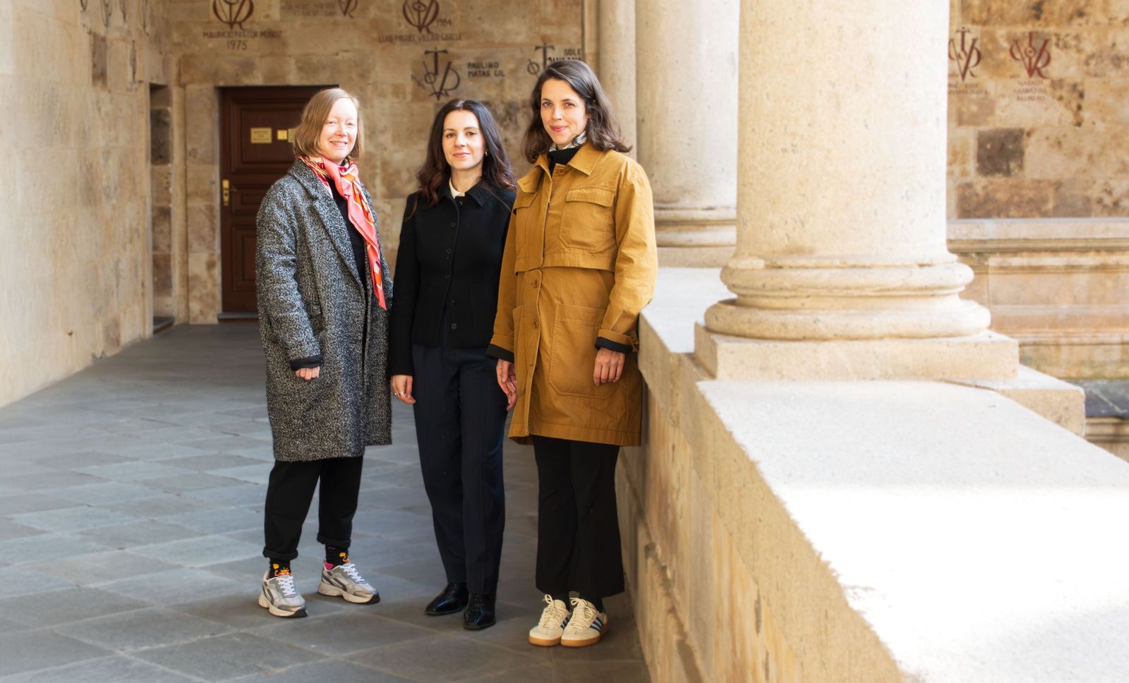 De izquierda a derecha: Berit Callsen, Raquel Fernández y Ángela Calderón en la Facultad de Filología de la USAL