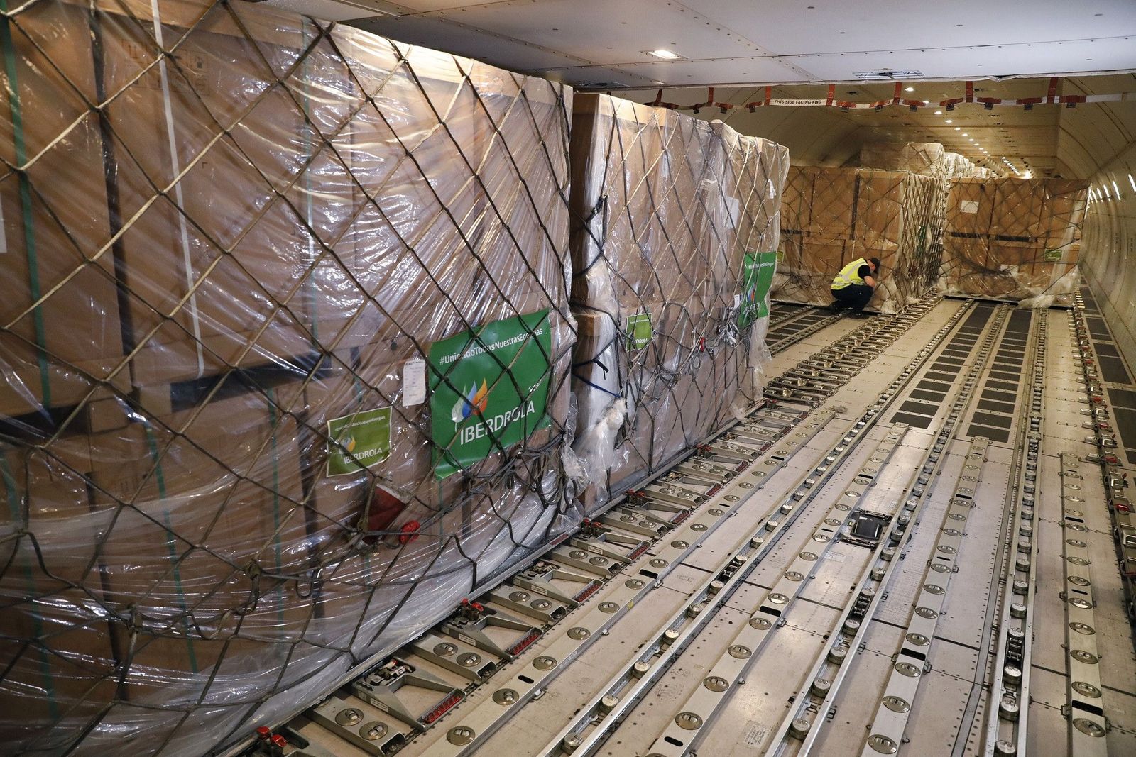 20200804. Llegada respiradores Iberdrola a Barajas III