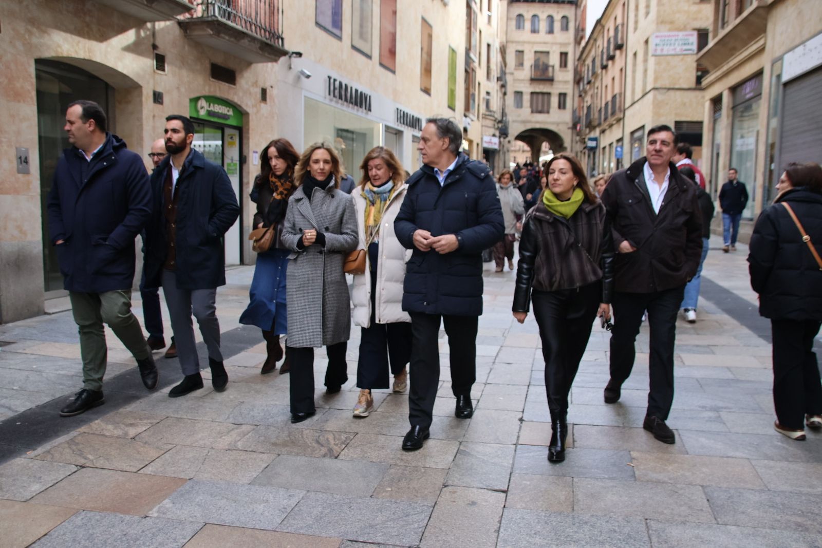 Cayetana Álvarez de Toledo y Carlos García Carbayo, dan un paseo electoral por la Plaza Mayor