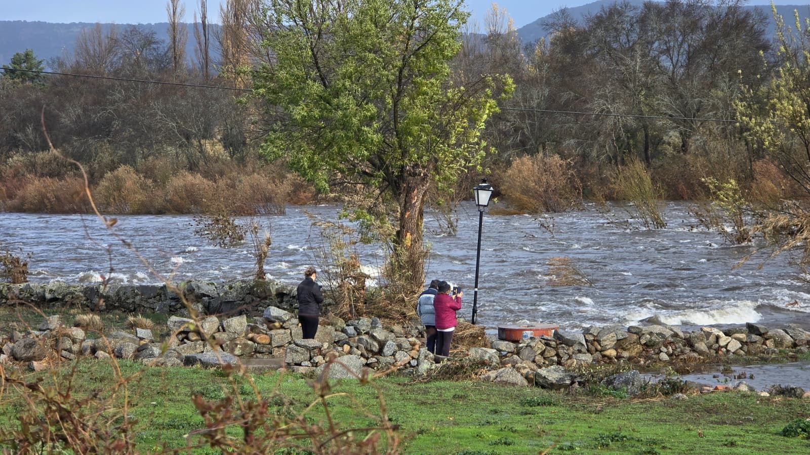 El río Tormes desbordado a su paso por El Puentes del Congosto tras el paso de la borrasca Claudia