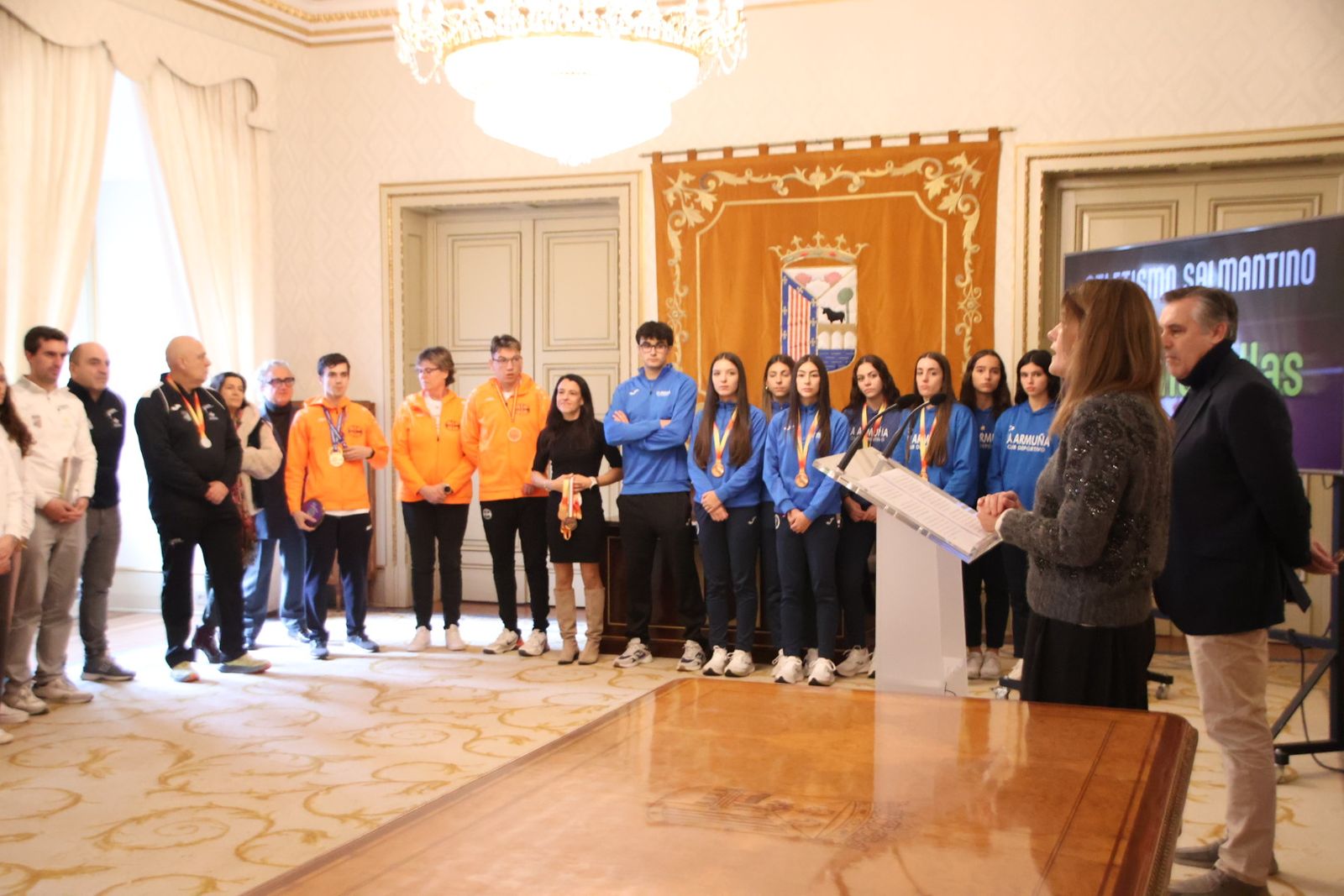 La concejala de Deportes, Almudena Parres, recibe a una representación del atletismo salmantino en homenaje a los éxitos cosechados durante este año