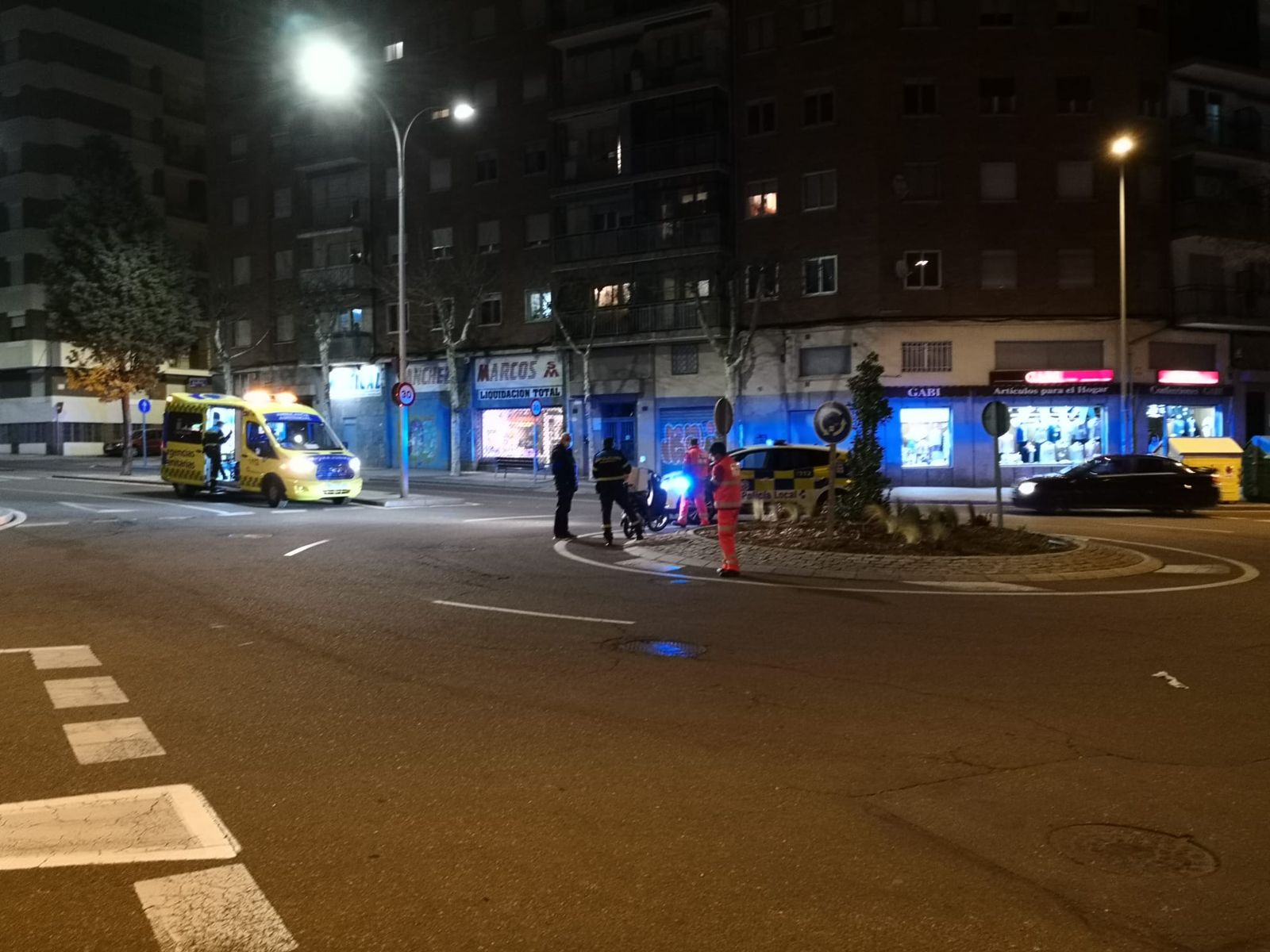 Colisión entre una motocicleta y un turismo en la calle de El Greco en la noche de este sábado, 2 de abril | Salamanca 24 Horas