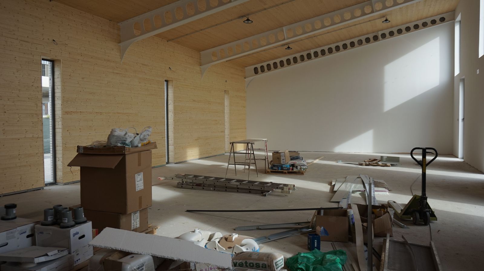 el-director-general-de-centros-e-infraestructuras-jose-migel-saez-visita-la-ultima-fase-al-ceip-maria-moliner-de-castellanos-de-moriscos-37