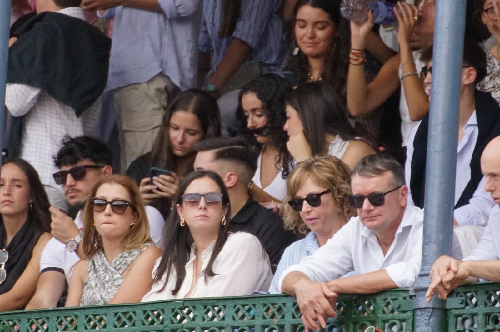 Expectación por ver los caballos de rejoneo en La Glorieta: imágenes del ambiente en los tendidos y en el patio de cuadrillas