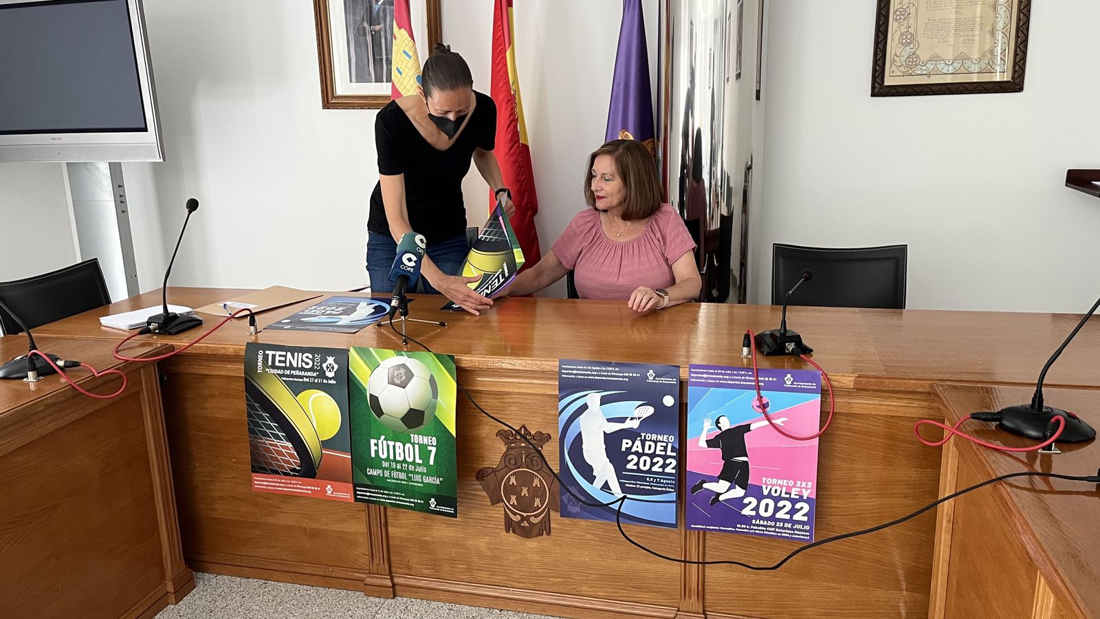 La concejala de Deportes Pilar García y la alcaldesa, Carmen Ávila