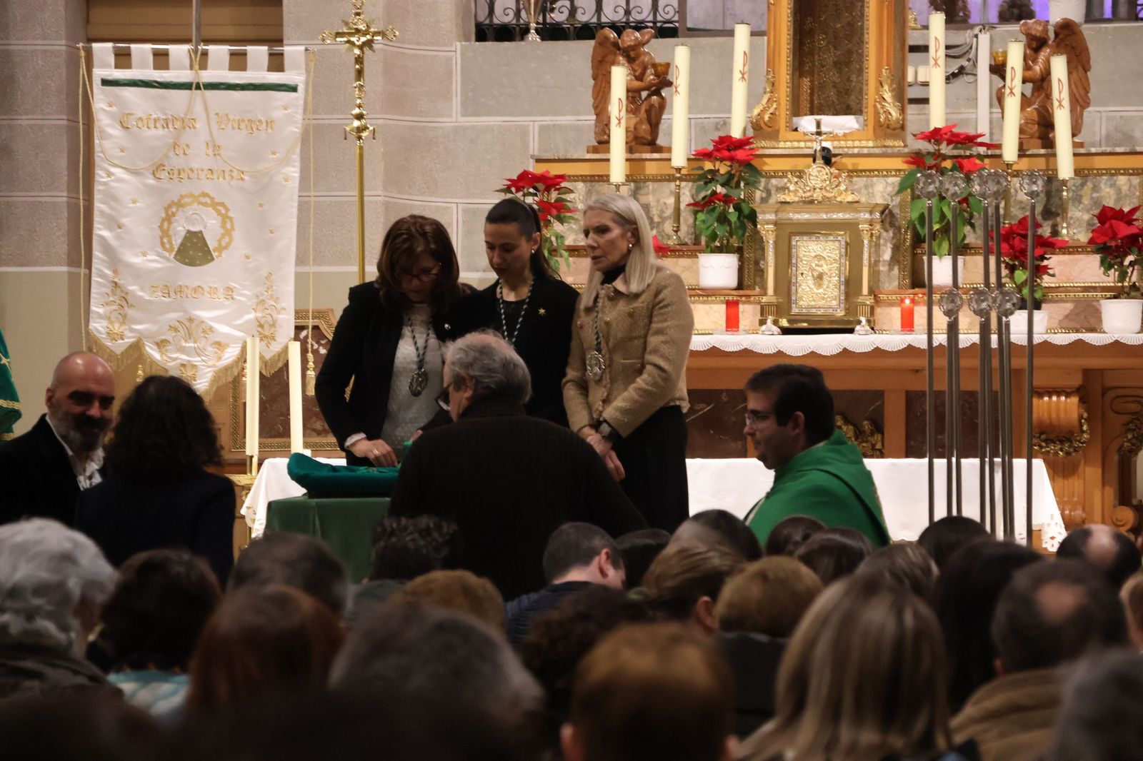 GALERÍA | La Cofradía de la Virgen de la Esperanza da la bienvenida a sus nuevas incorporaciones