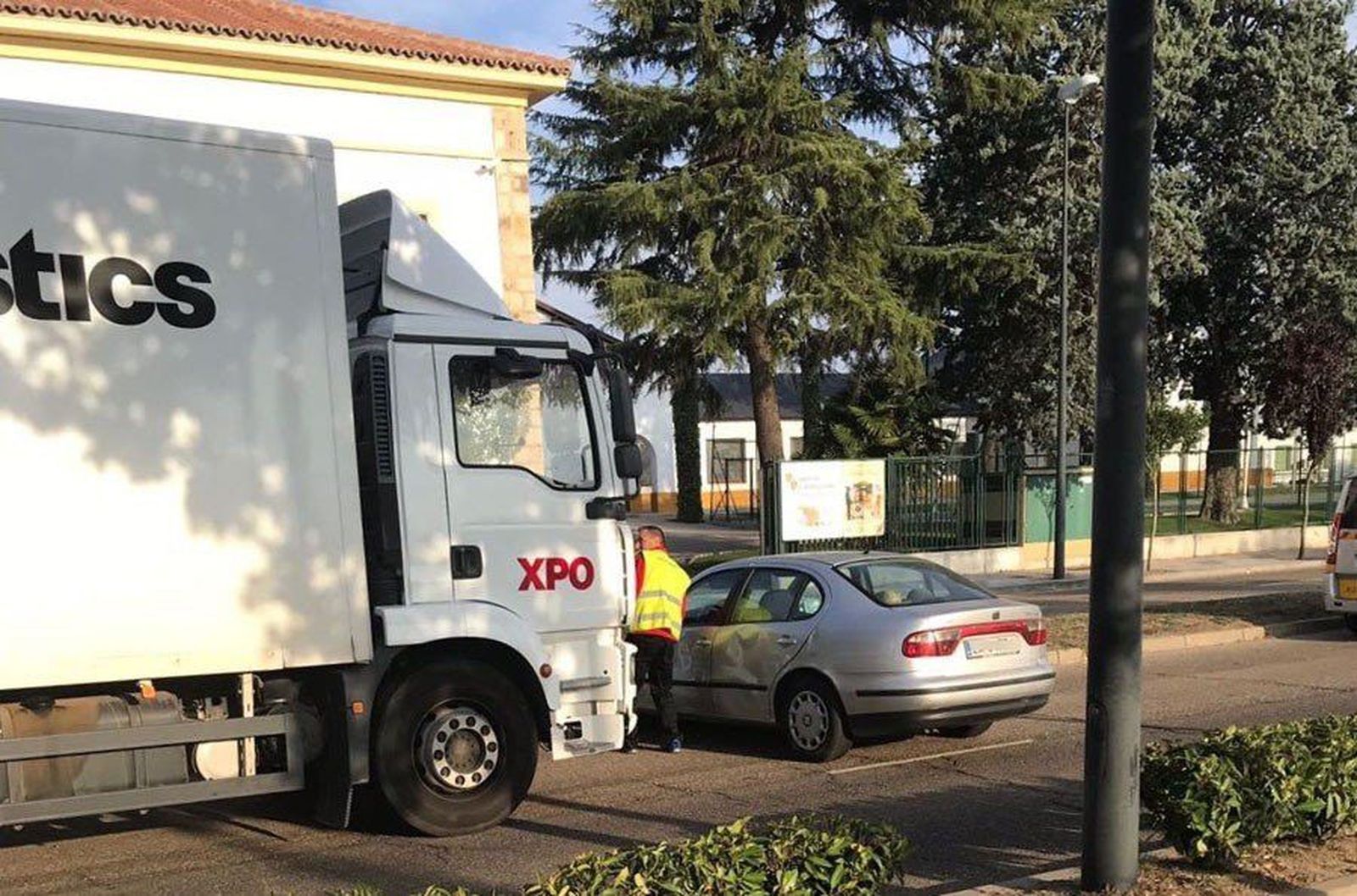 Un accidente entre un camión y un turismo condiciona el tráfico en La Aldehuela