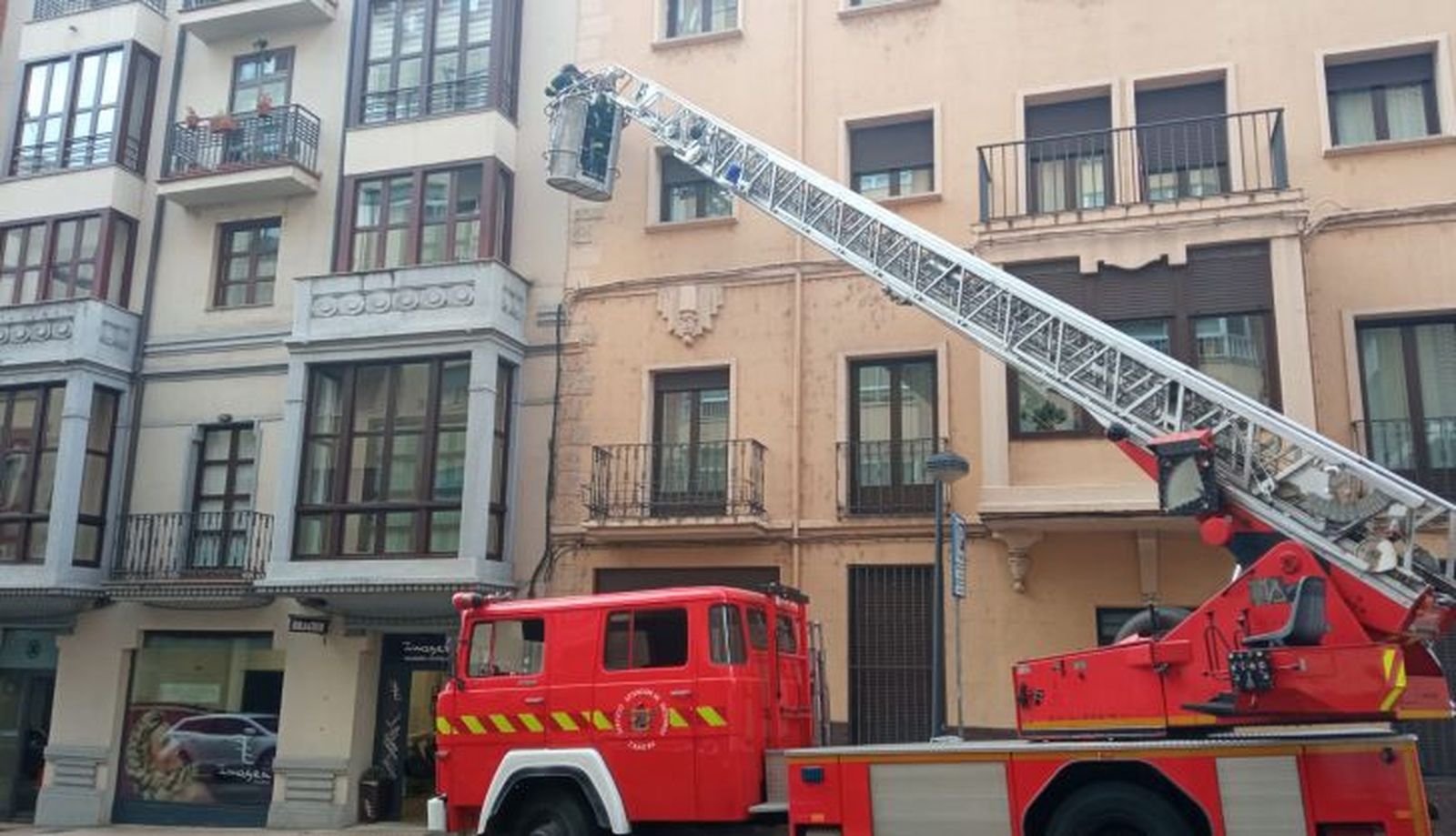 Los bomberos y la Policía Municipal en la avenida de Portugal ante desprendimientos en una fachada (1)