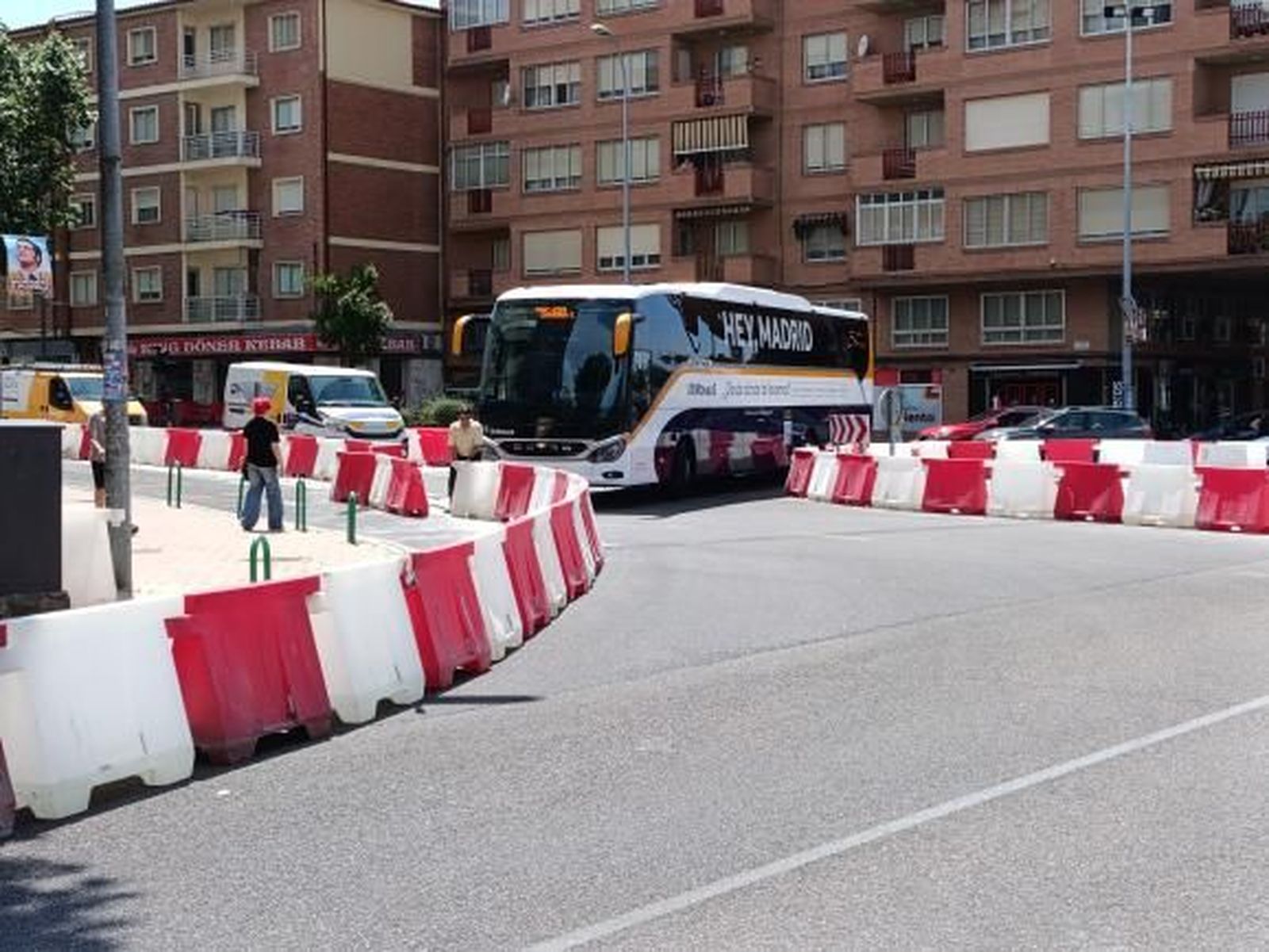 Atrapado por las obras: un autobús se queda encajado en una rotonda de Zamora Atrapado por las obras: un autobús se queda encajado en una rotonda de Zamora