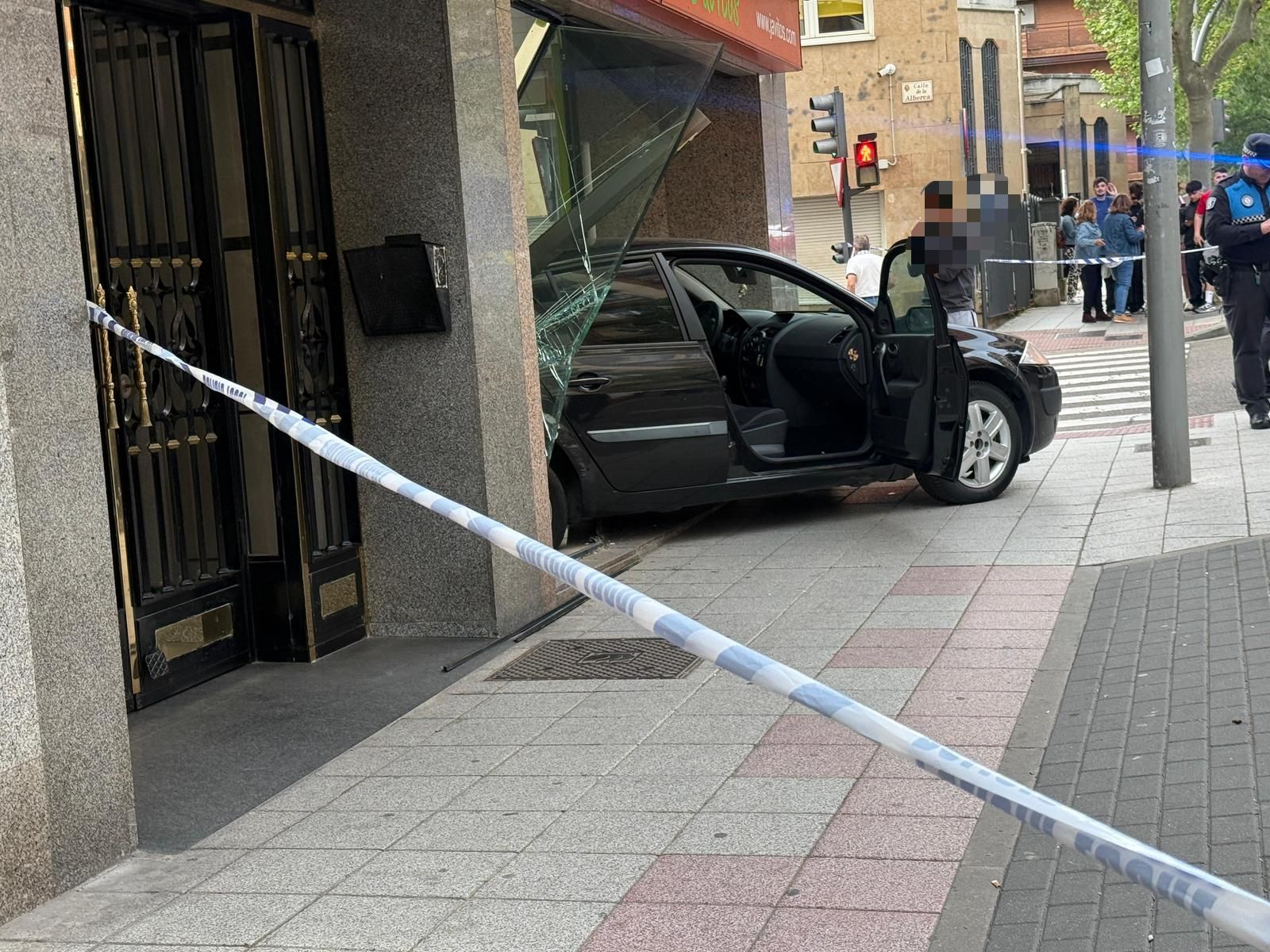 Un turismo choca contra un escaparate en la avenida de Villamayor