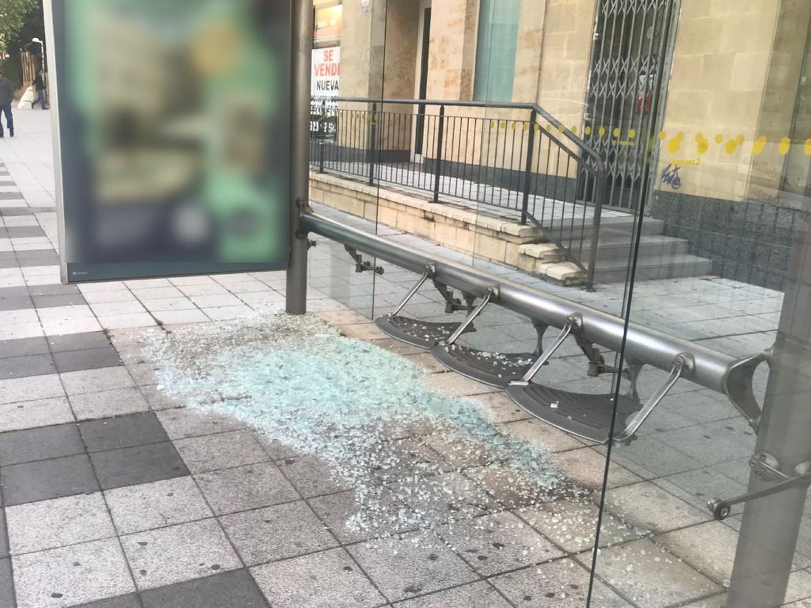 Esstado de la marquesina rota en la avenida Filiberto Villalobos