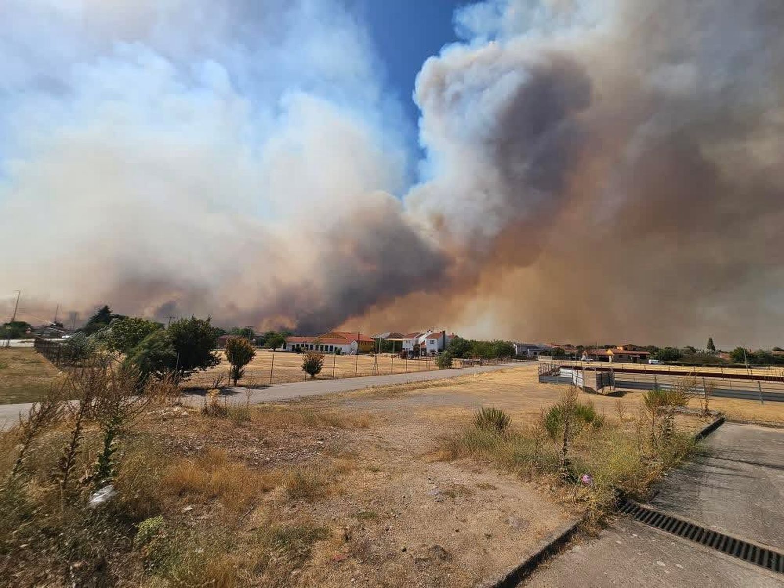 En imágenes: el incendio de Cipérez (IGR2) llega hasta Cerezal de Puertas