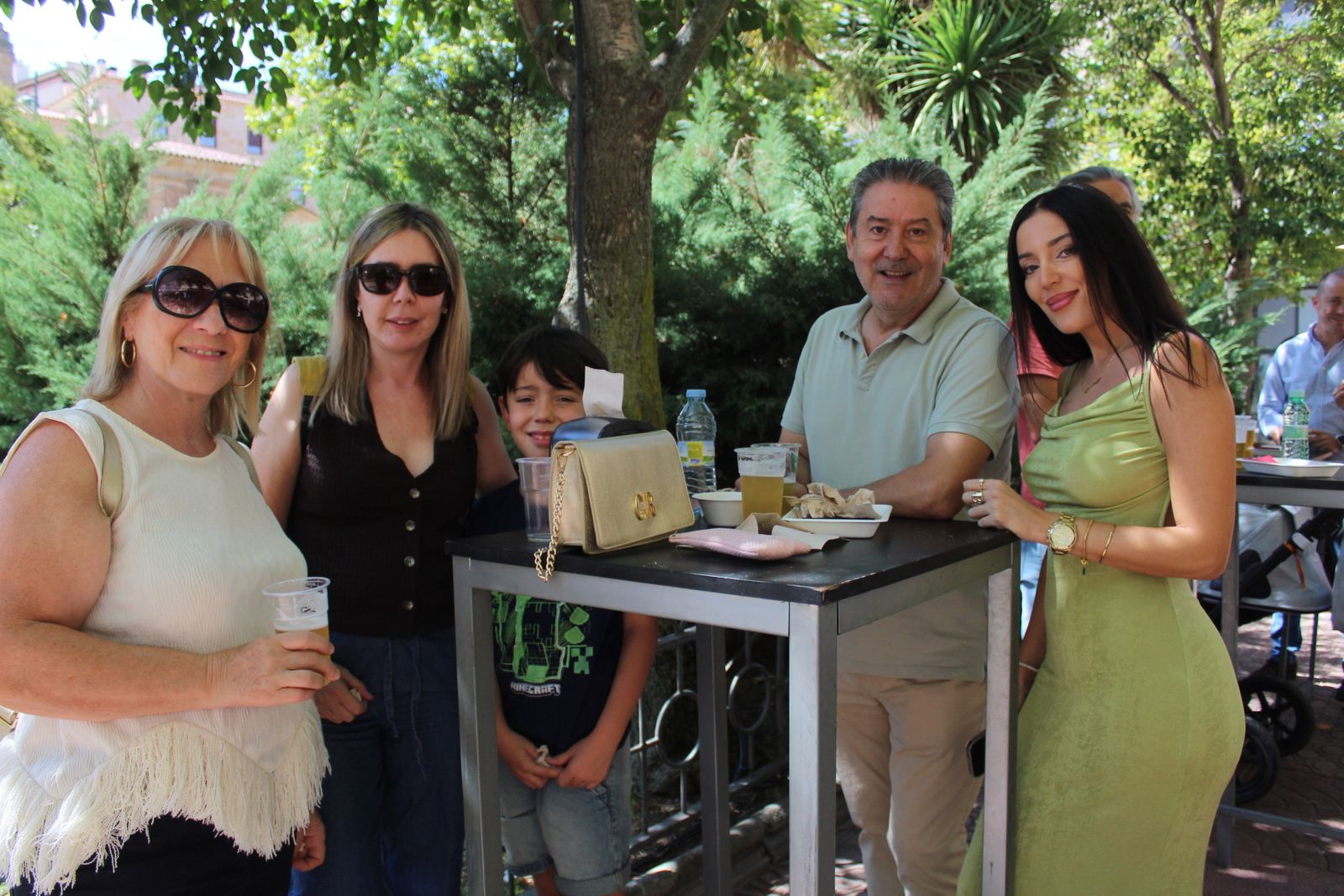 Ambiente en la Feria de Día en el mediodía de este