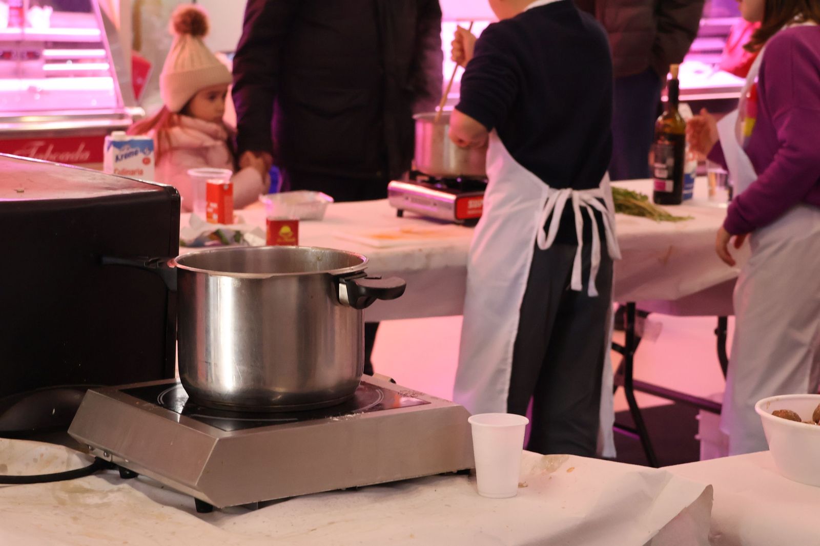 GALERÍA | Los niños descubren la gastronomía local mientras se divierten cocinando