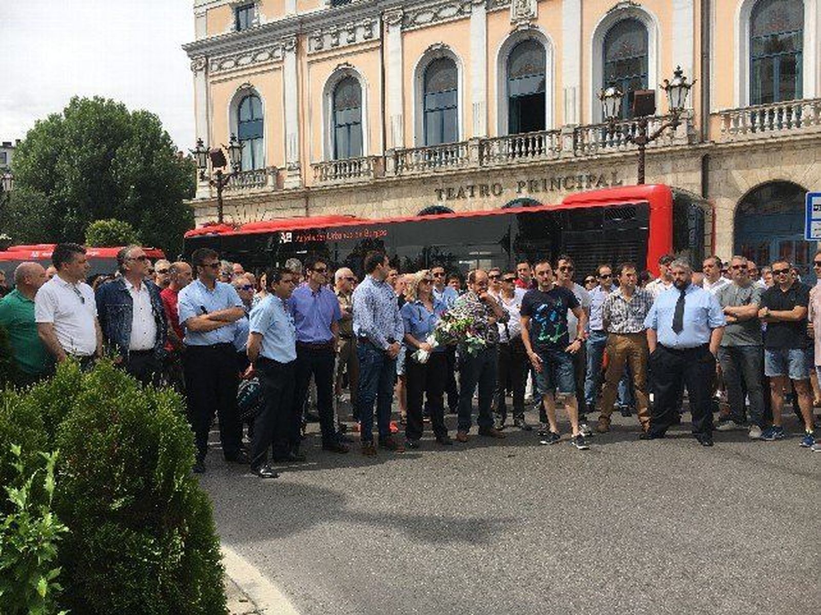 Concentración silenciosa en memoria del conductor de autobús fallecido