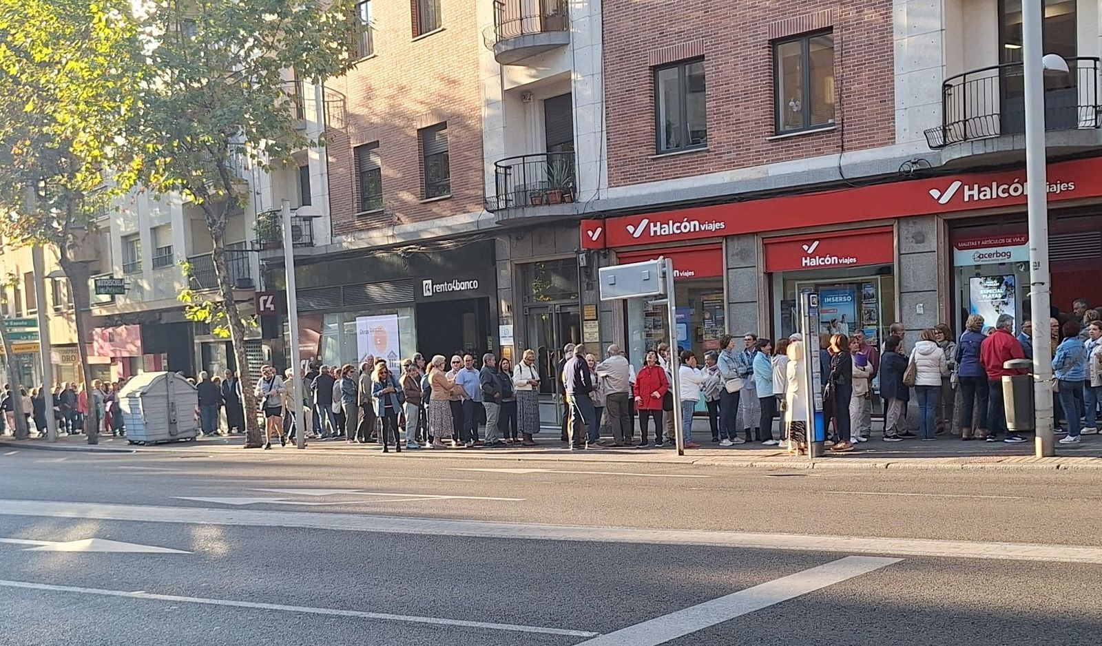 Colas en las agencias de viajes para contratar viajes del IMSERSO (2)