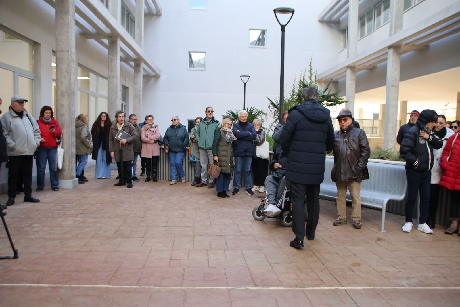 El alcalde de Salamanca, Carlos García Carbayo, entrega las llaves de la nueva promoción de viviendas protegidas en alquiler en Capuchinos
