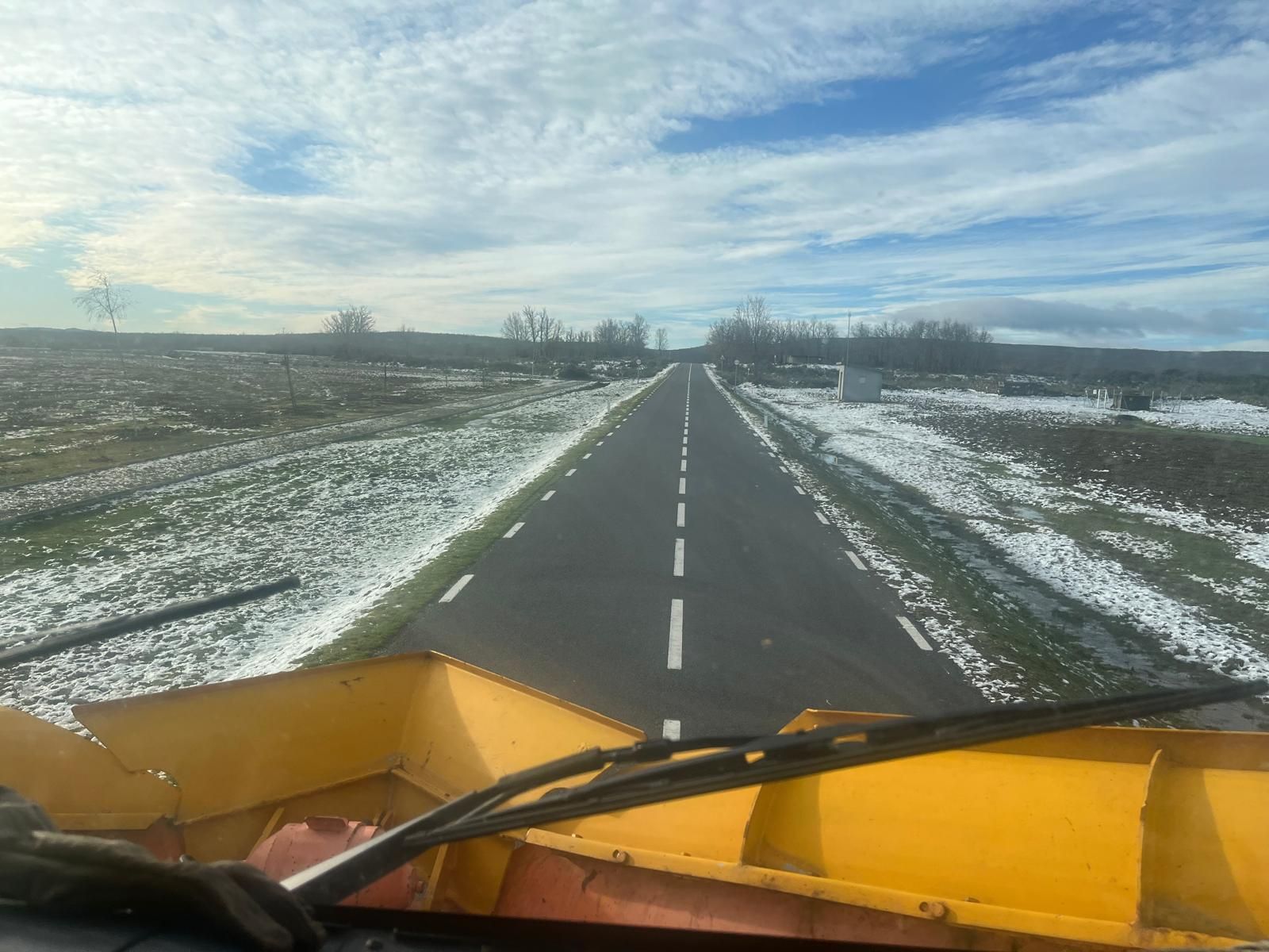 Máquina quitanieves en una carretera provincial de Zamora