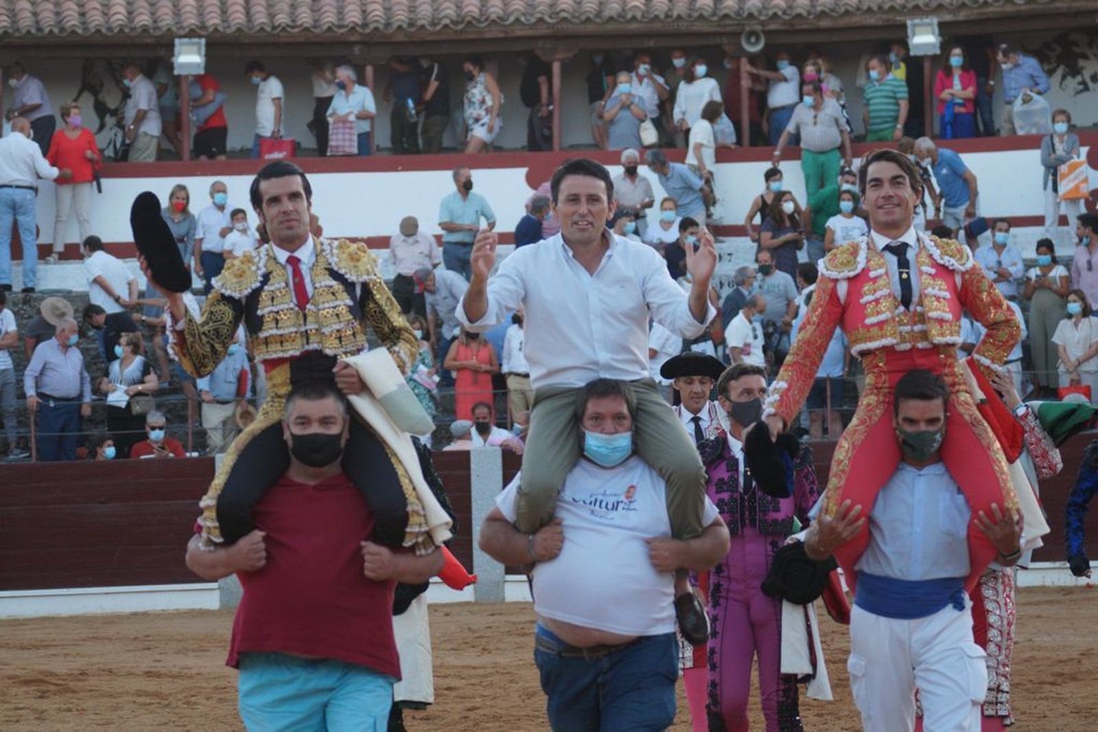 lopez-chaves-emilio-de-justo-y-jose-juan-fraile-a-hombros-en-guijuelo