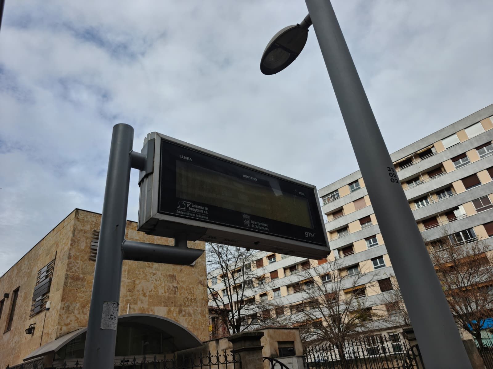 Una de las pantallas de los autobuses urbanos de Salamanca que han dejado de funcionar