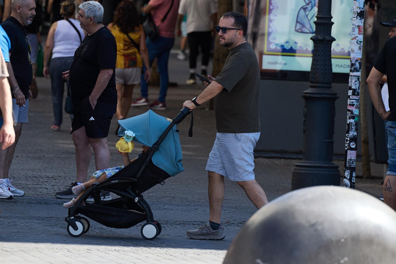 Un hombre con un carrito de bebé, a 15 de julio de 2025 - Jesús Hellín - Europa Press
