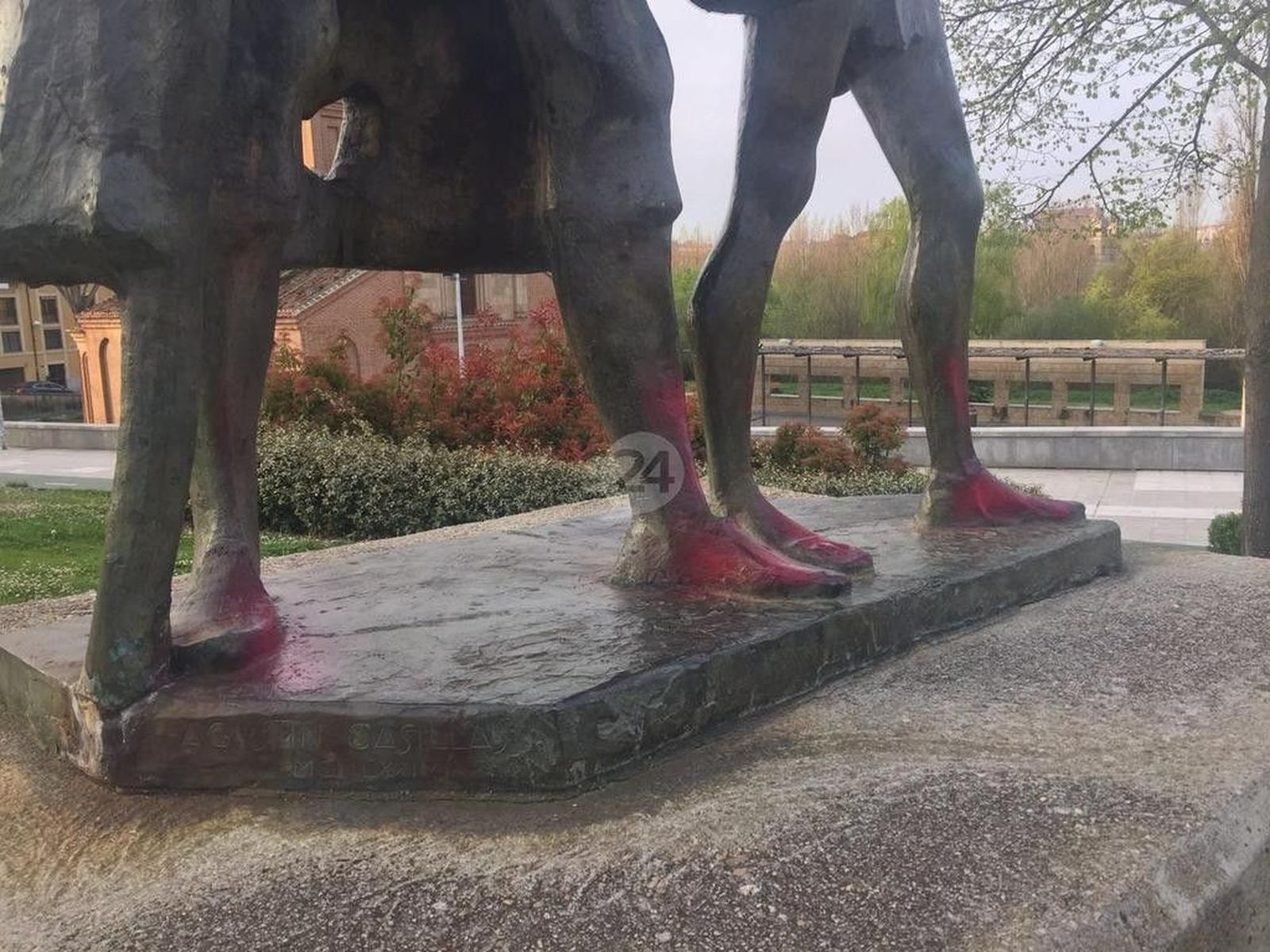 Pintadas en el verraco y la estatua del Lazarillo de Tormes