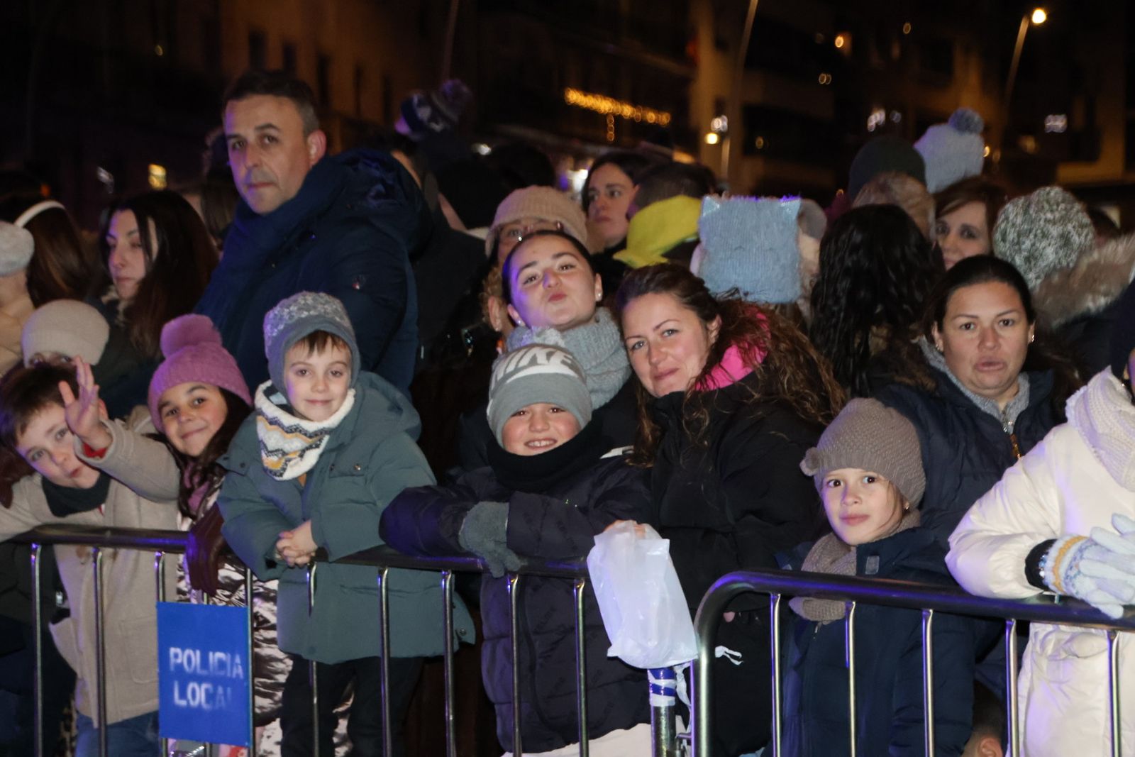 Niños y mayores viven con ansia el paso de la Cabalgata de Salamanca 2026