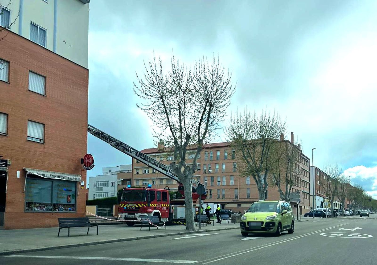 Bomberos y Policía este martes en la calle de Salamanca, en el barrio de Pinilla