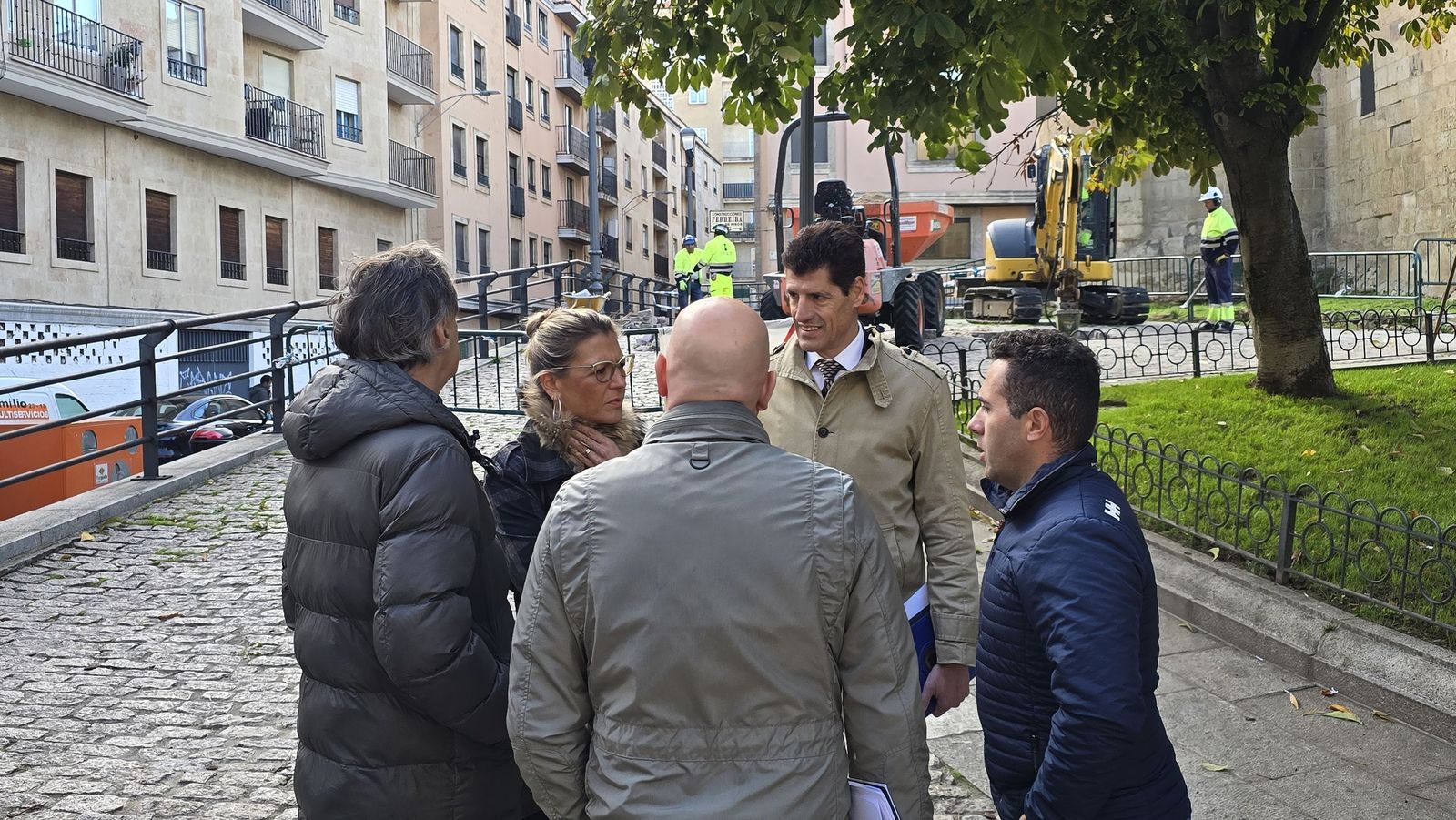 El alcalde de Salamanca, Carlos García Carbayo, visita las obras de renaturalización de plazas del casco histórico de la ciudad