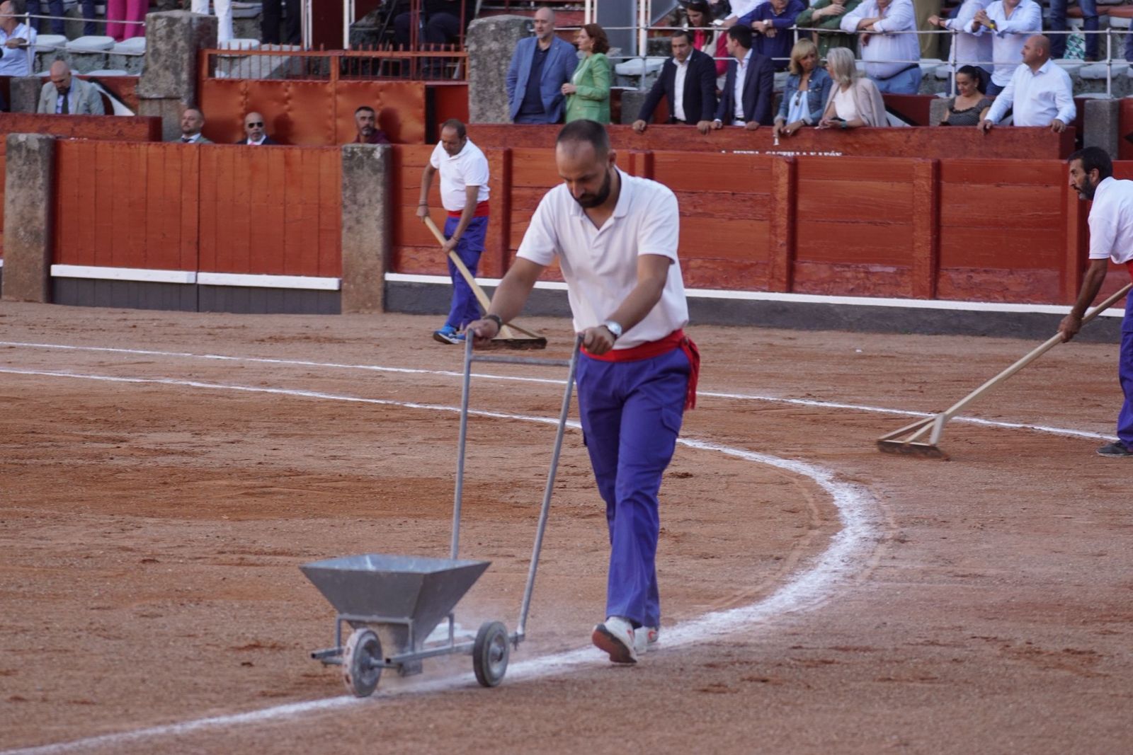 Así se ha vivido la primera corrida de la feria 2025 en La Glorieta: imágenes del ambiente en los tendidos y en el patio de cuadrillas