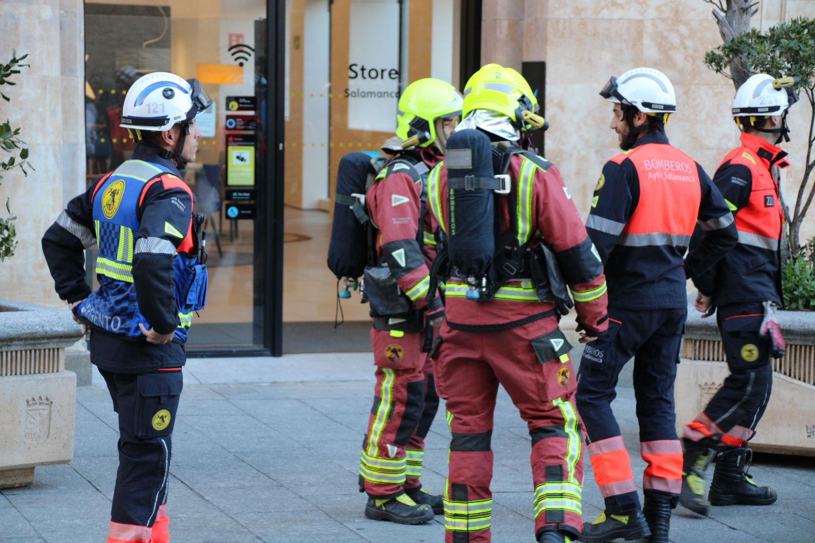 bomberos-y-policia-local-trabajan-en-el-desalojo-de-una-oficina-bancaria-de-caixabank-en-la-calle-zamora-6