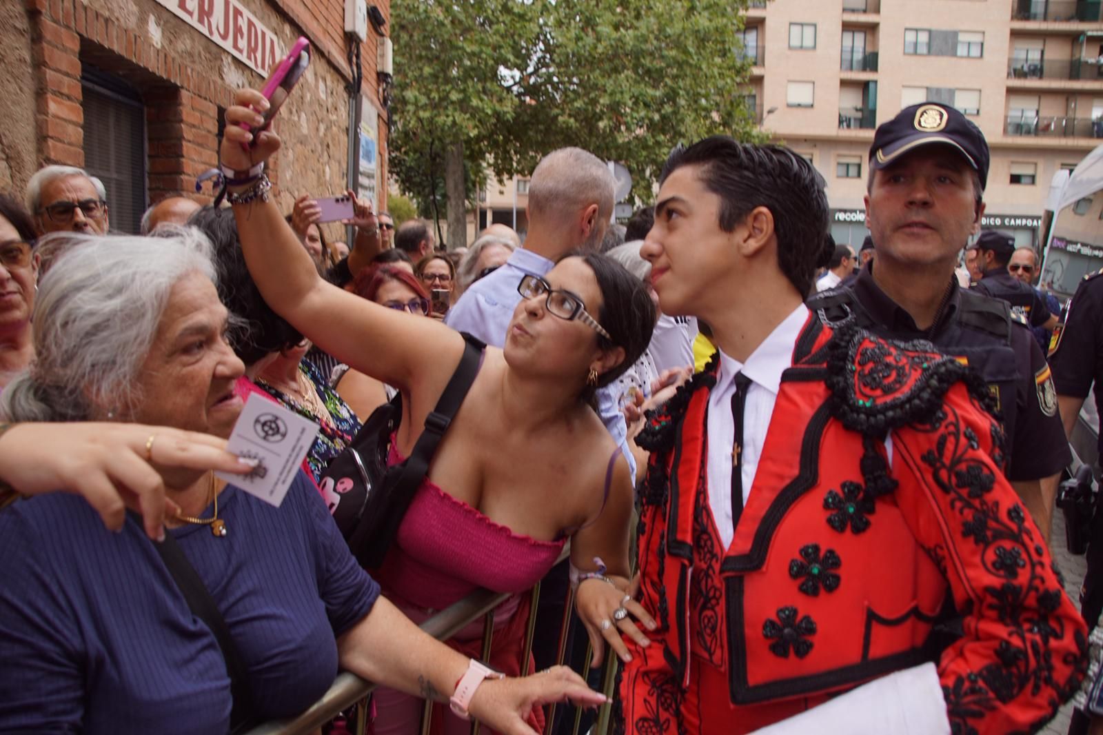 Gran ambiente en La Glorieta para la tarde de toros de Morante de la Puebla, Ismael Martín y Marco Pérez