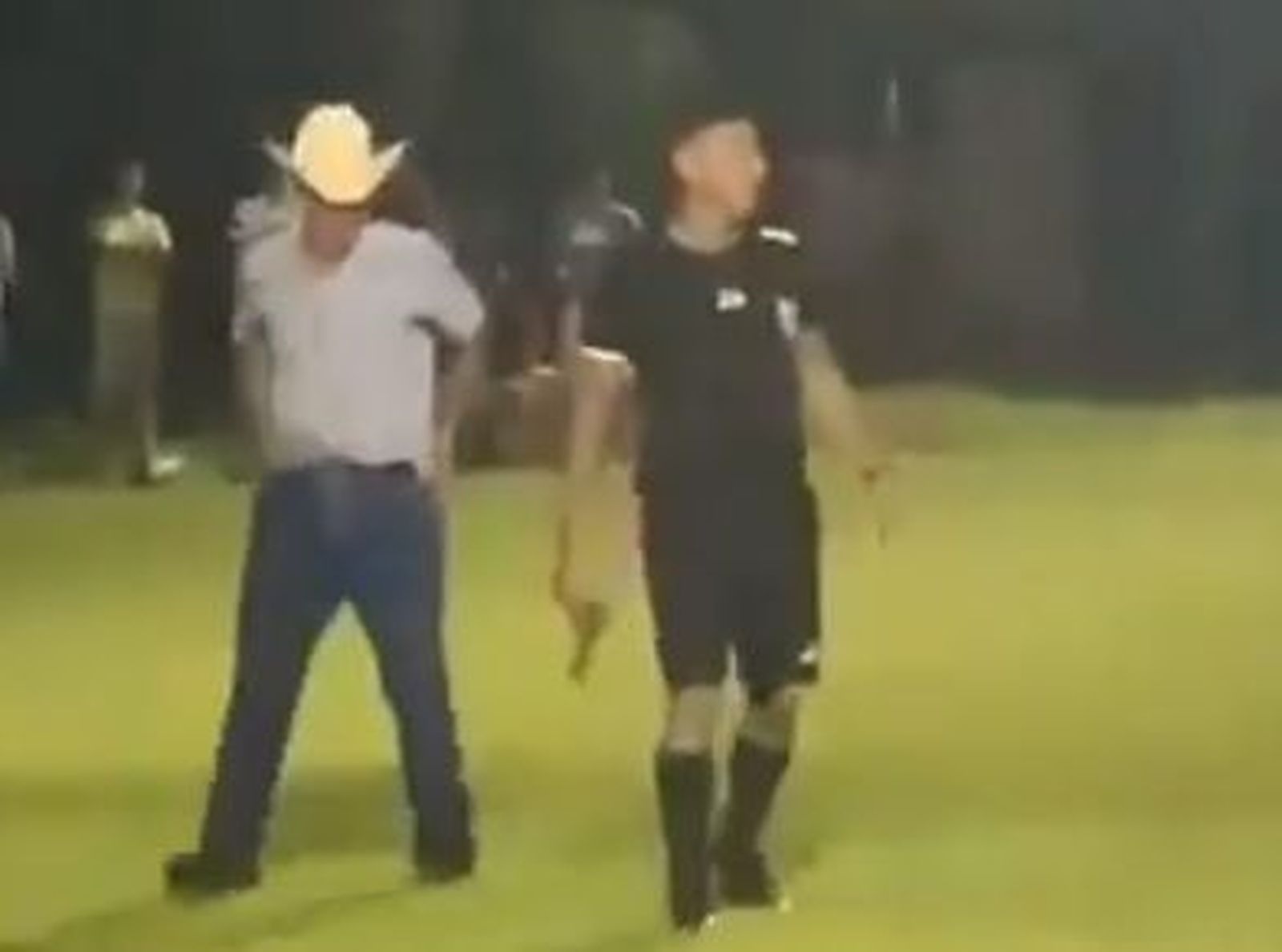 El árbitro sostiene el arma tras el pitido final.