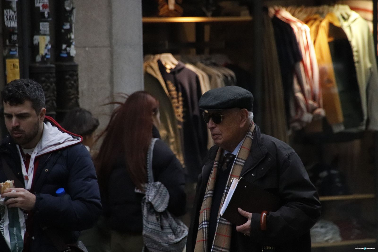 Gente lluvia nublado viento3)