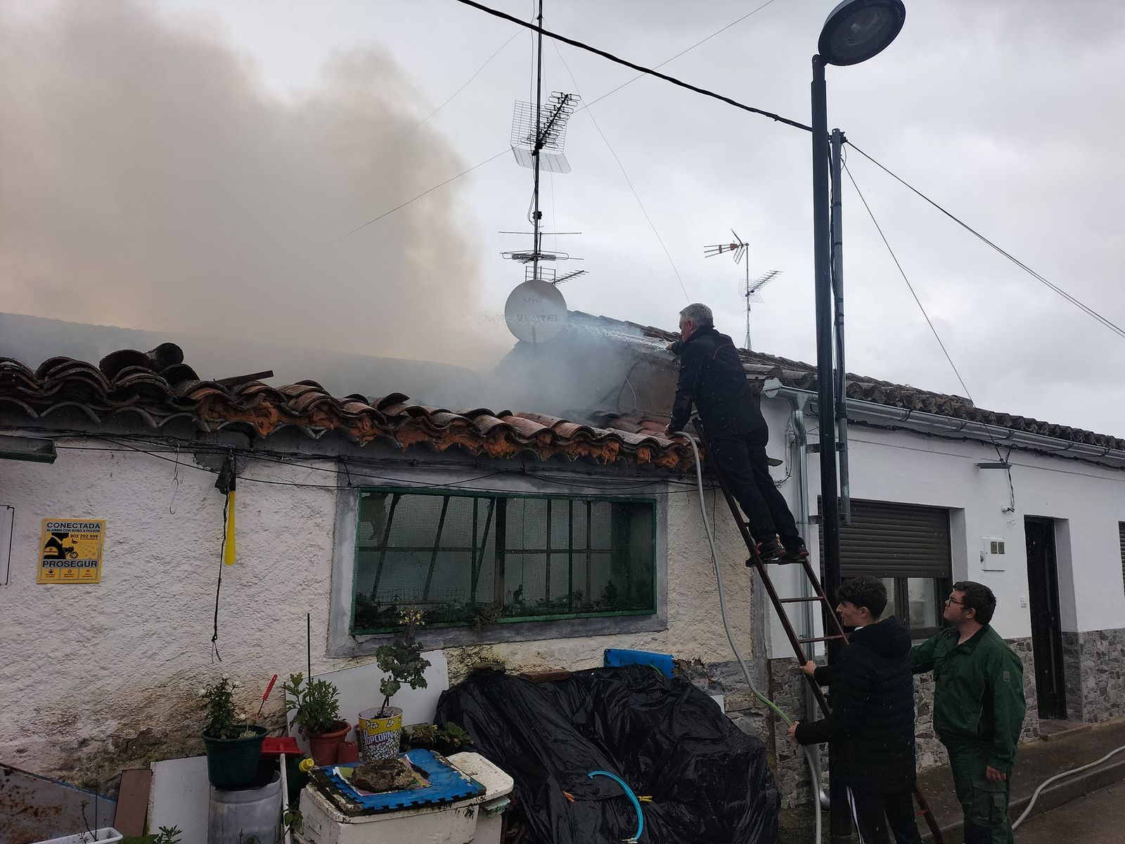 Incendio en una casa de la Fuente de San Esteban   Foto Ayuntamiento  (2)