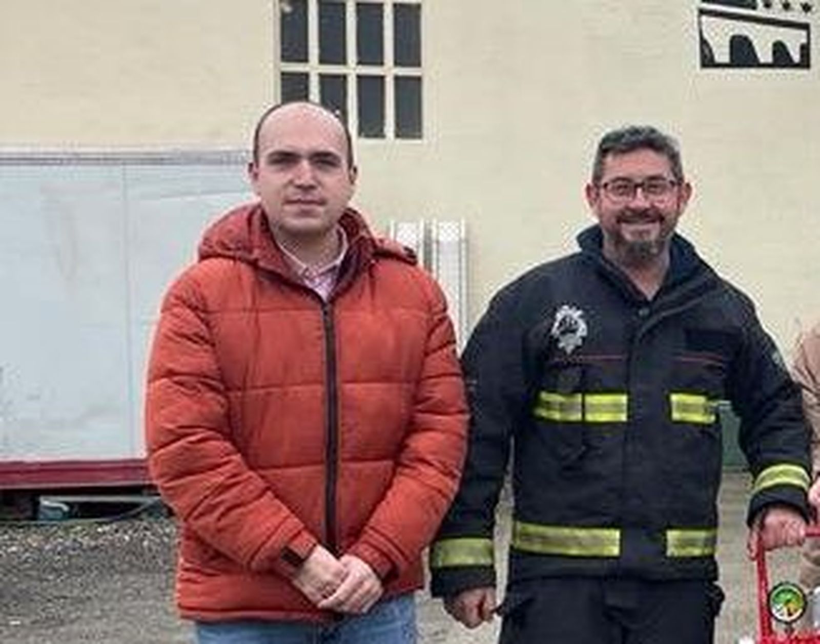 Fernando Barragan (dcha.) galardonado con la medalla al mérito de protección ciudadana