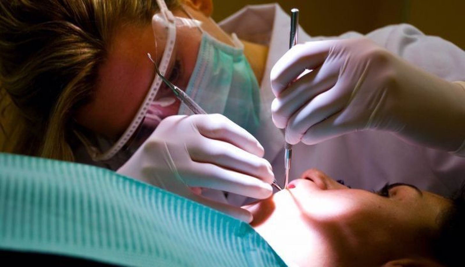 Paciente con un dentista en una clínica odontológica. Europa Press Paciente con un dentista en una clínica odontológica. Europa Press