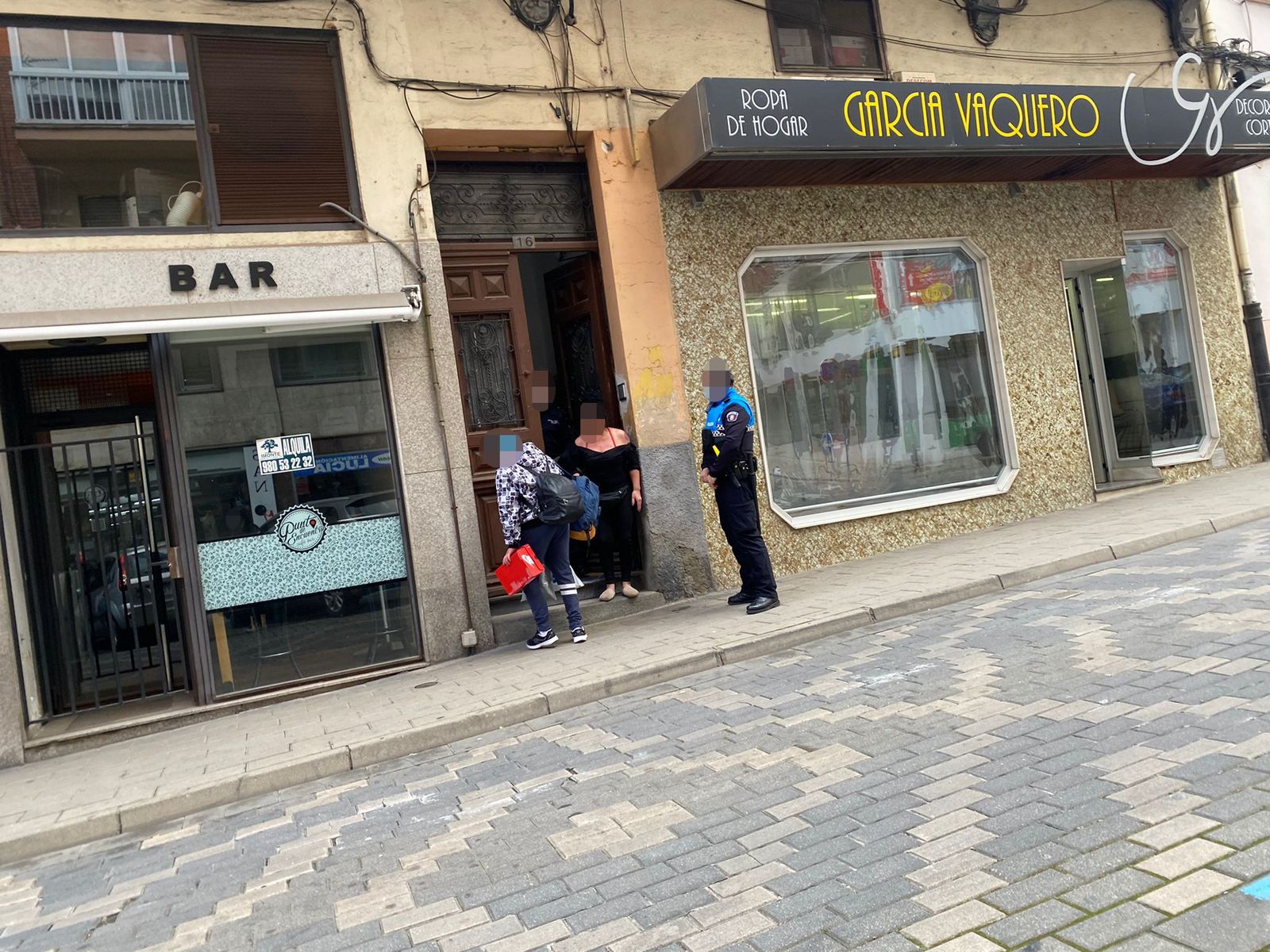 Policía Nacional y Policía Municipal esta tarde en la calle del Riego (4)