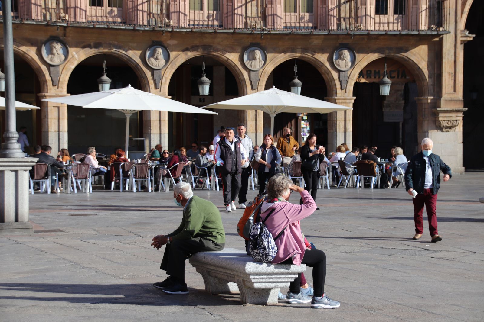 Ciudadanos en otoño en la Plaza Mayor de Salamanca