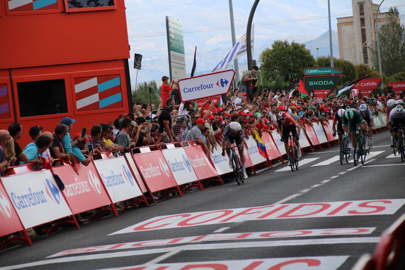 La Vuelta llega a Guijuelo y Philipsen se lleva el esprint