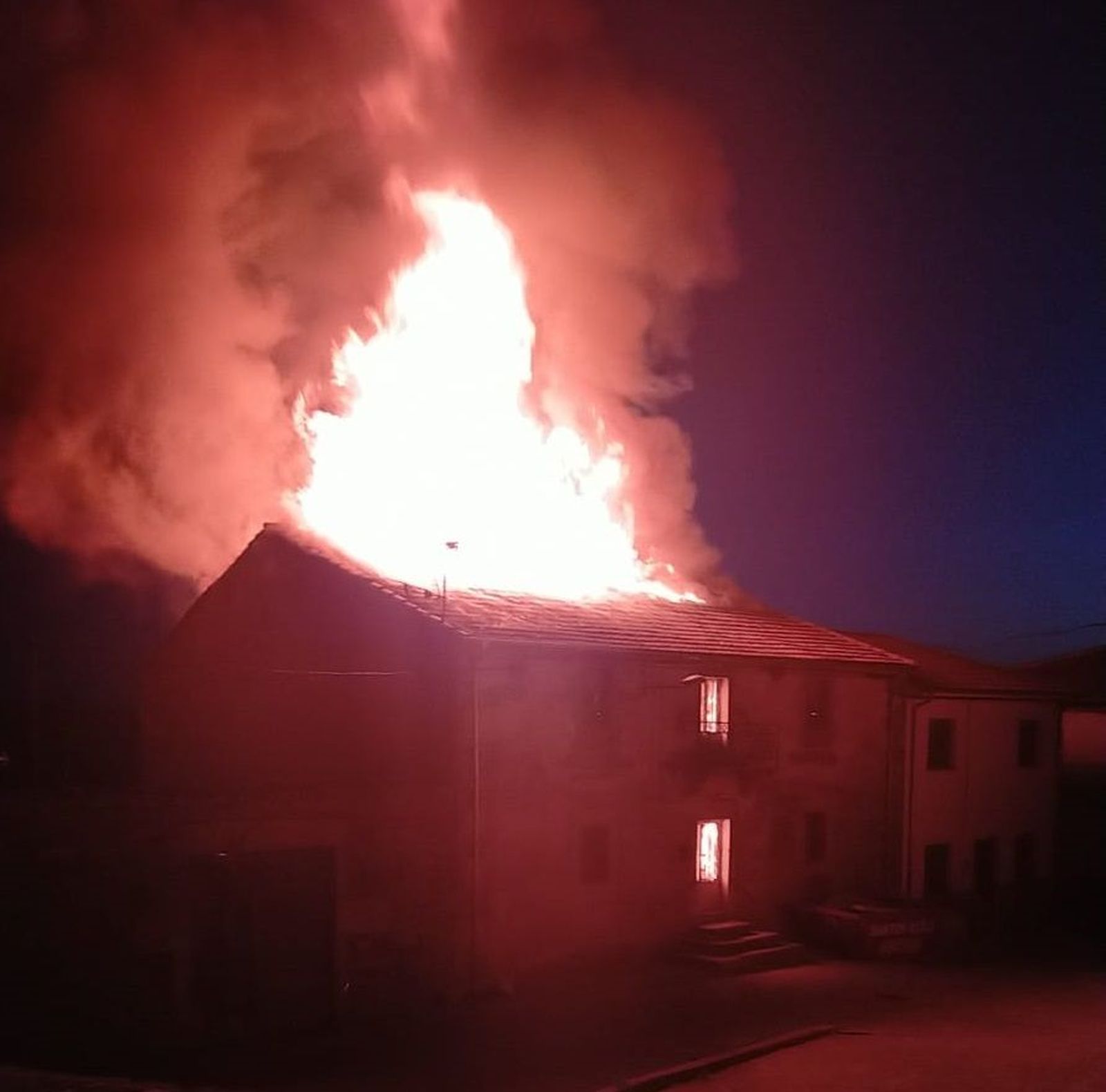 Incendio de una vivienda en Bermellar, en la noche de este martes.