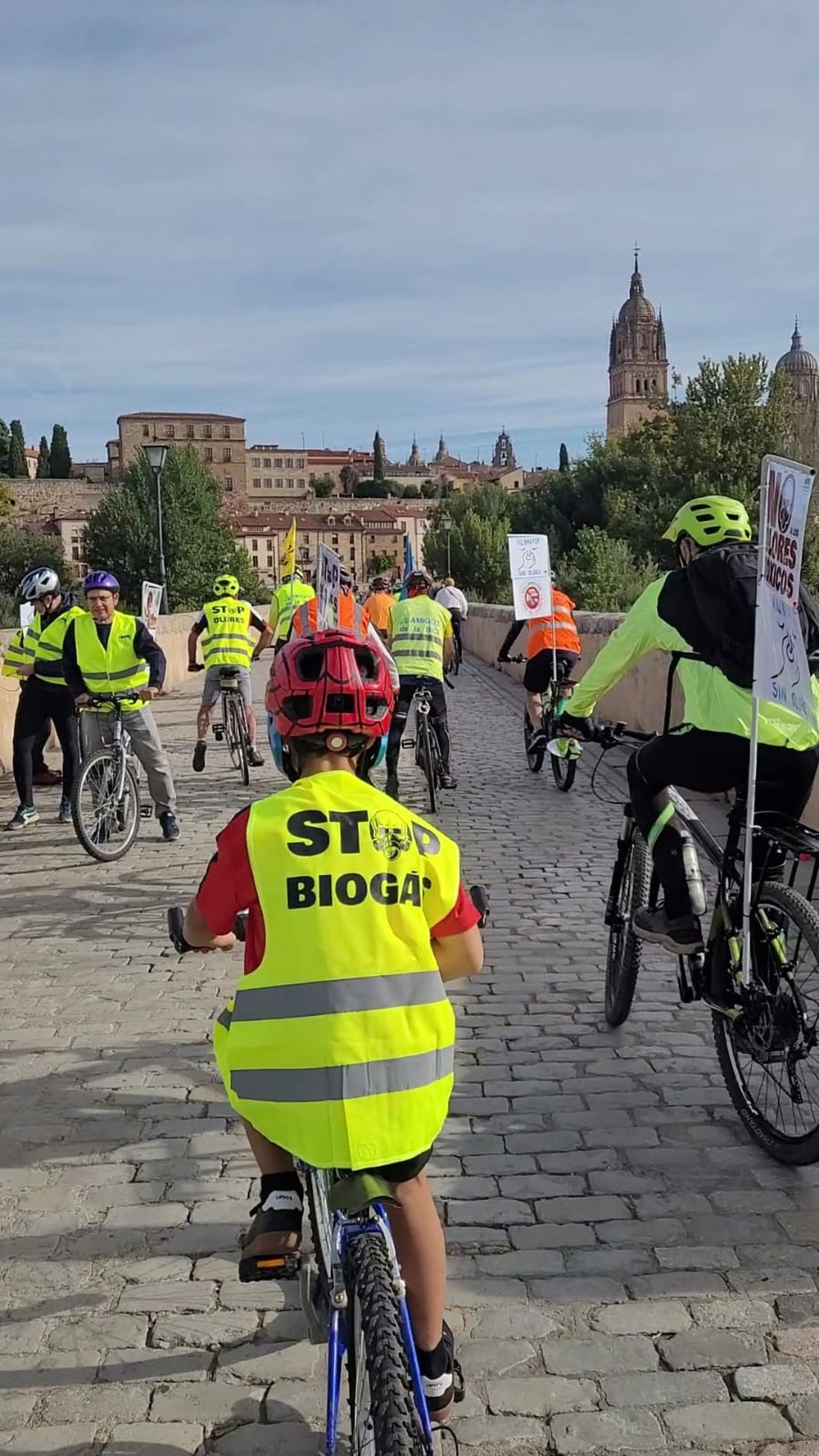 Marcha en bicicleta para protestar contra los malos olores desprendidos de la fábrica de grasas de Gudino