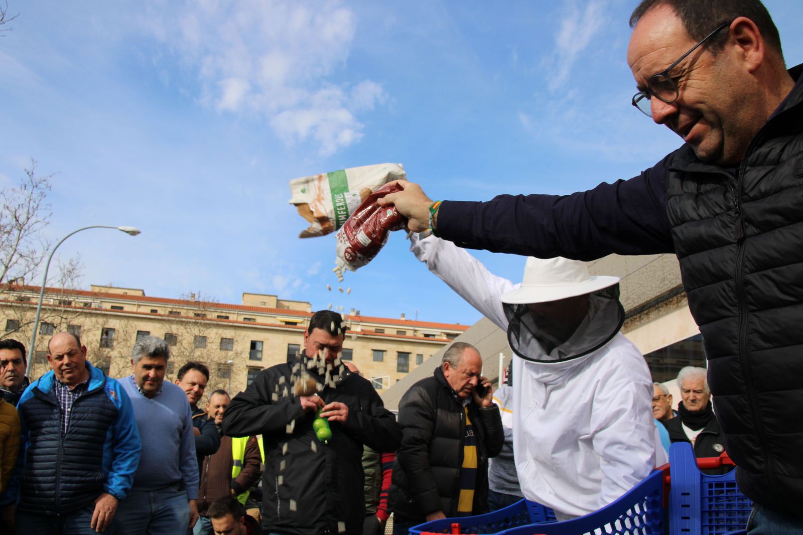 concentracion-profesionales-del-campo-en-el-carrefour-12