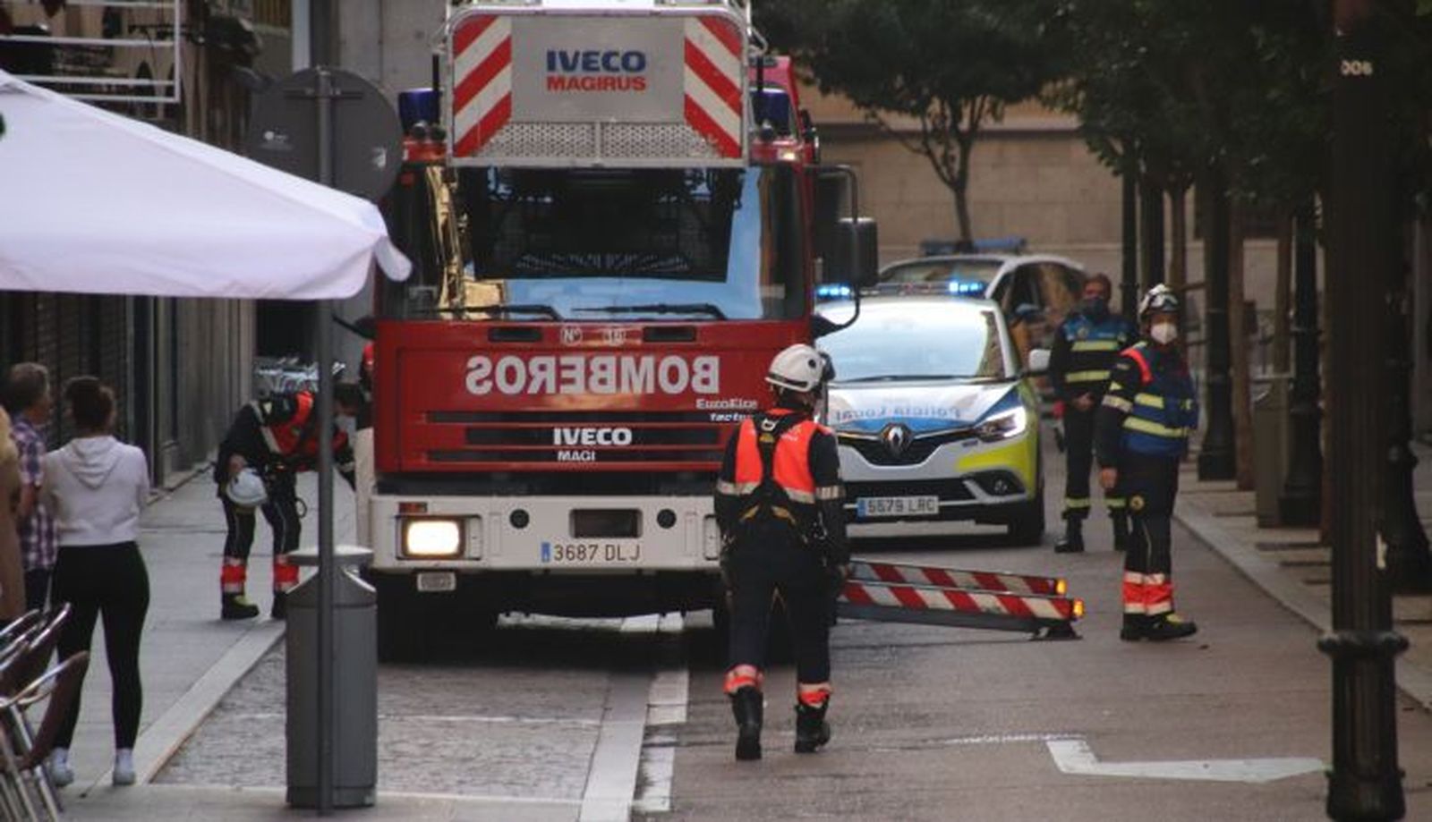 Bomberos y Policía Local en la calle Rector TovarIMG 3938