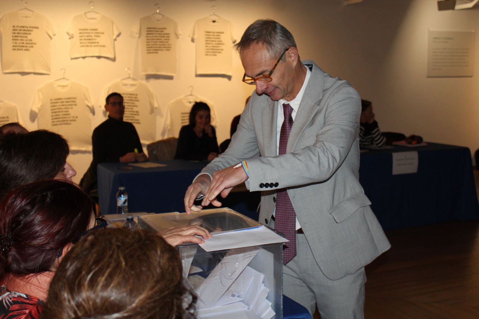 El rector Ricardo Rivero acude a depositar su voto en las elecciones para la renovación del Claustro Universitario.