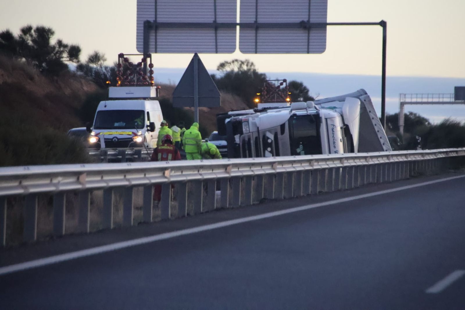 Un camión vuelca en la A-62