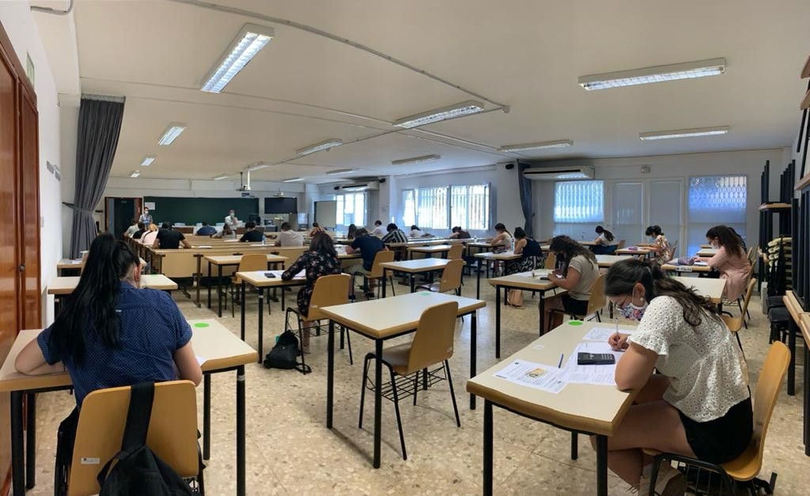 Estudiantes de la UNED durante un examen.
